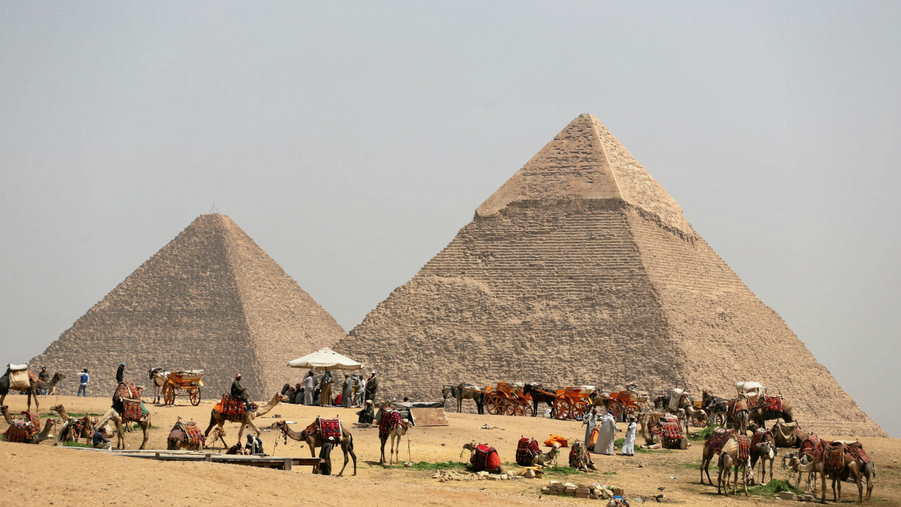 Leute am Strand in Der Nähe Der Pyramide Tagsüber. Wallpaper in 1280x720 Resolution