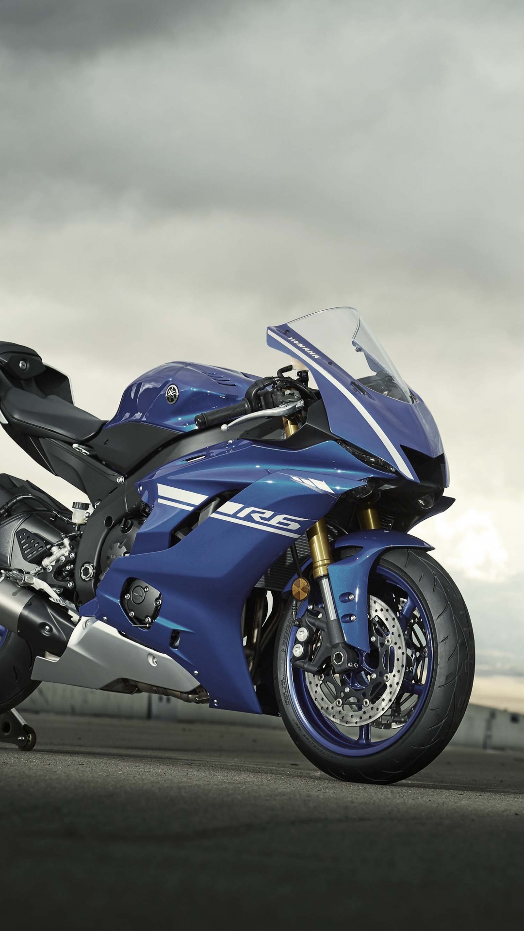 Vélo de Sport Noir Sur Route Pendant la Journée. Wallpaper in 1080x1920 Resolution