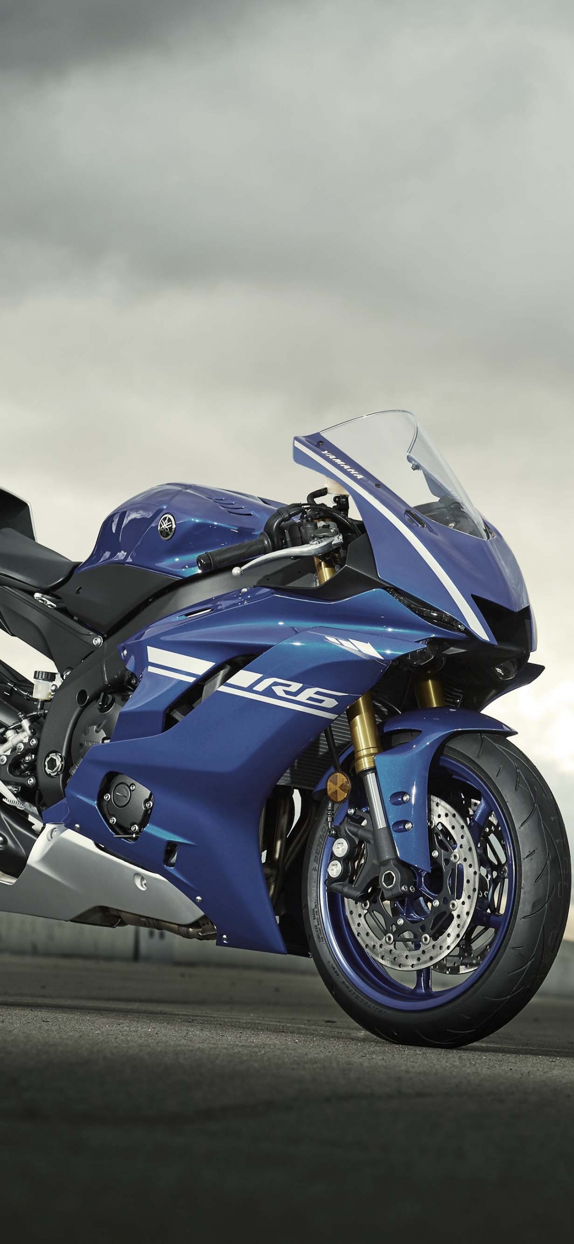 Schwarzes Sportrad Tagsüber Unterwegs. Wallpaper in 1125x2436 Resolution