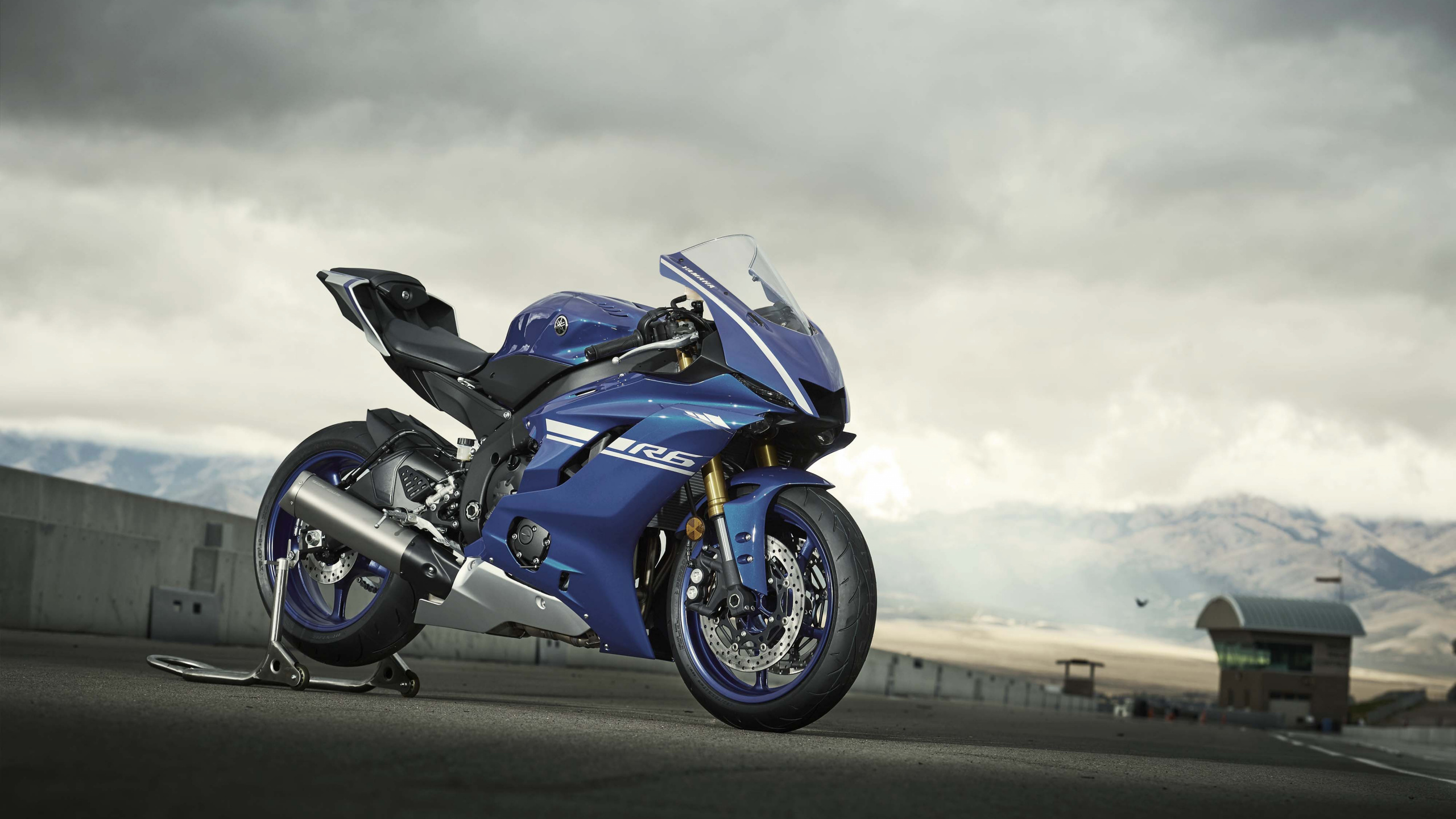 Schwarzes Sportrad Tagsüber Unterwegs. Wallpaper in 2560x1440 Resolution