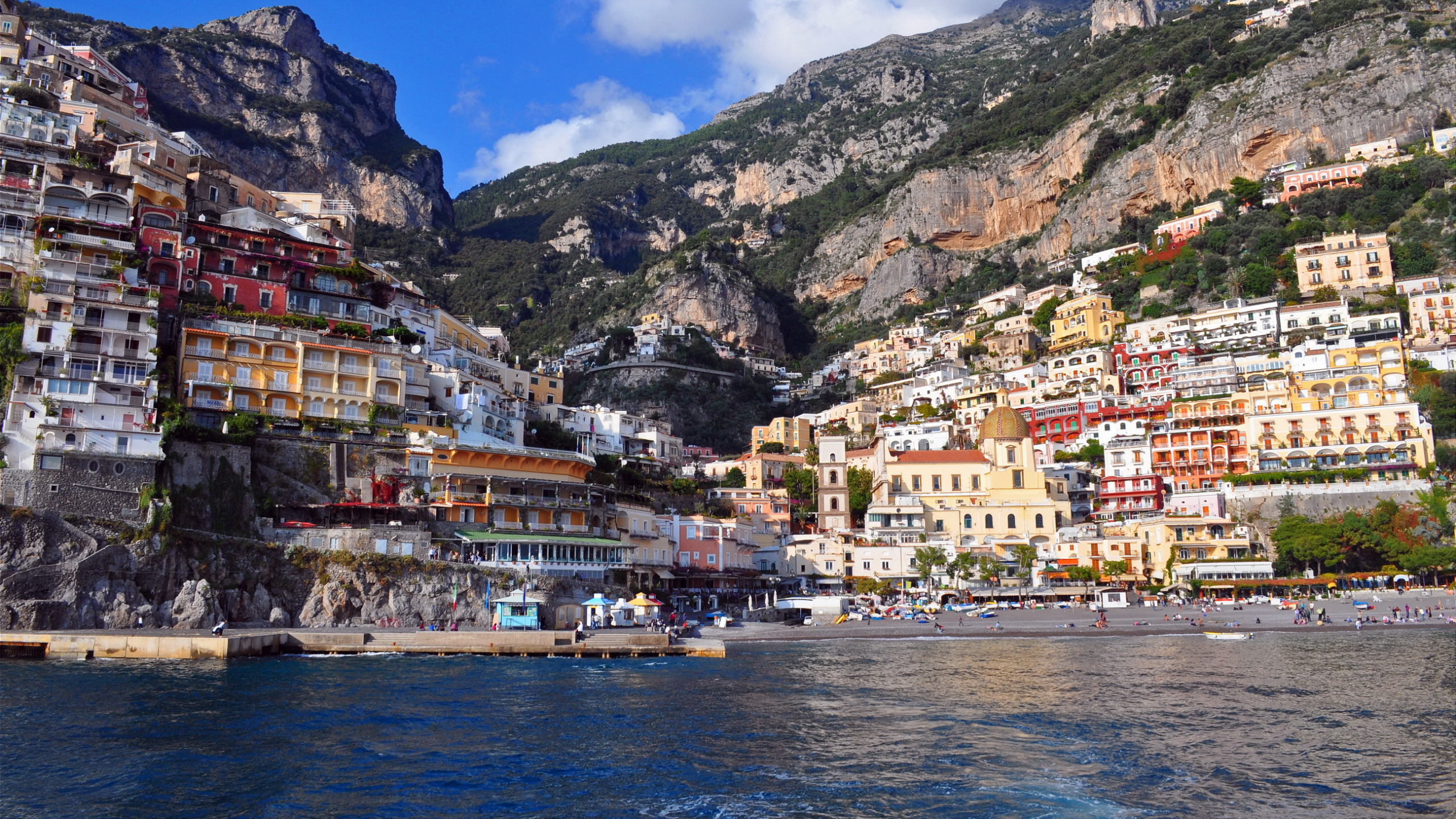 Houses Near Body of Water and Mountain Under Blue Sky During Daytime. Wallpaper in 2560x1440 Resolution