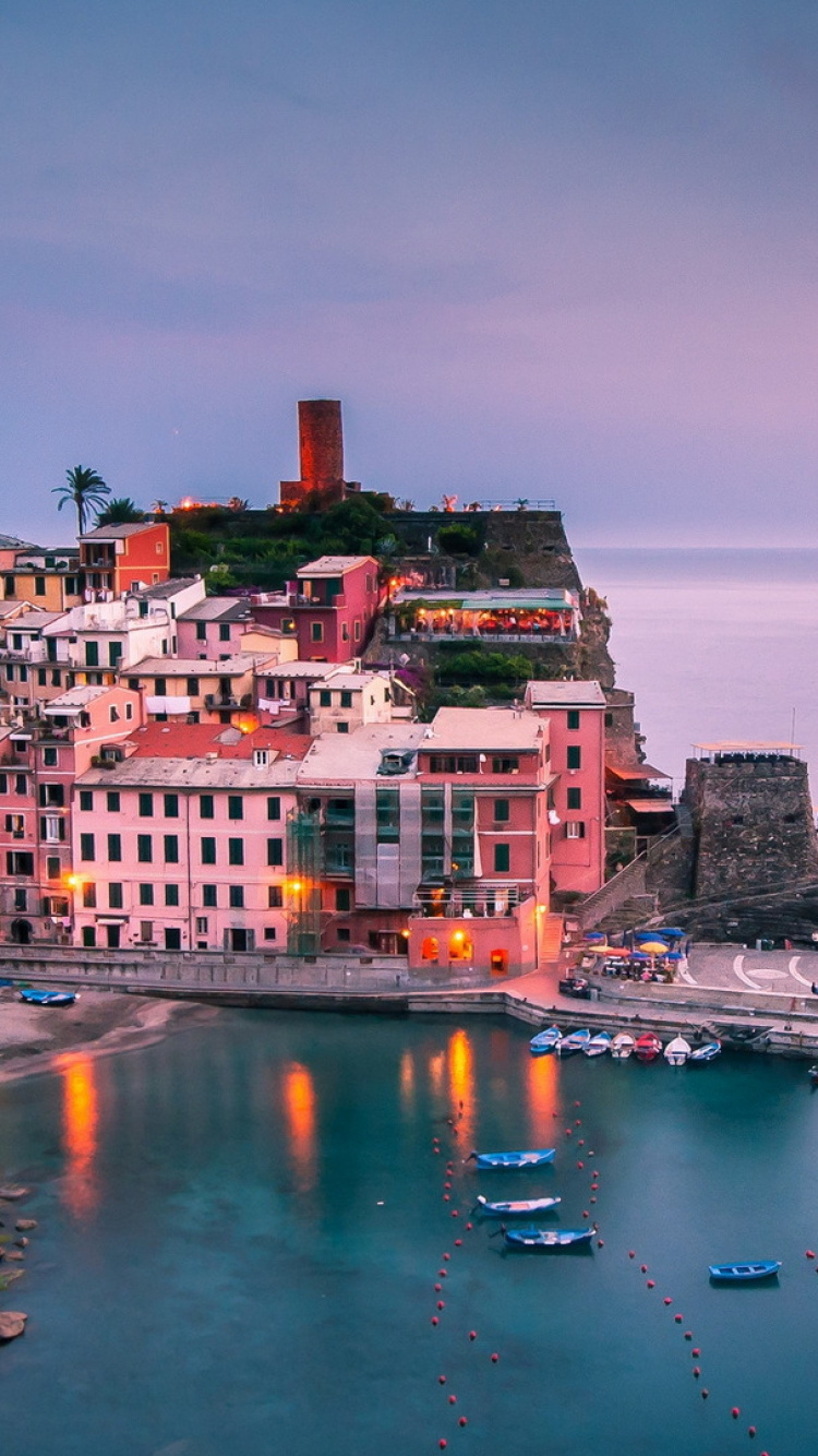 Vue Aérienne Des Bâtiments de la Ville Près du Plan D'eau Pendant la Journée. Wallpaper in 750x1334 Resolution