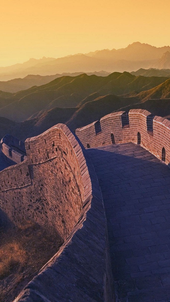 Braune Backsteinmauer Auf Dem Berg Tagsüber. Wallpaper in 720x1280 Resolution