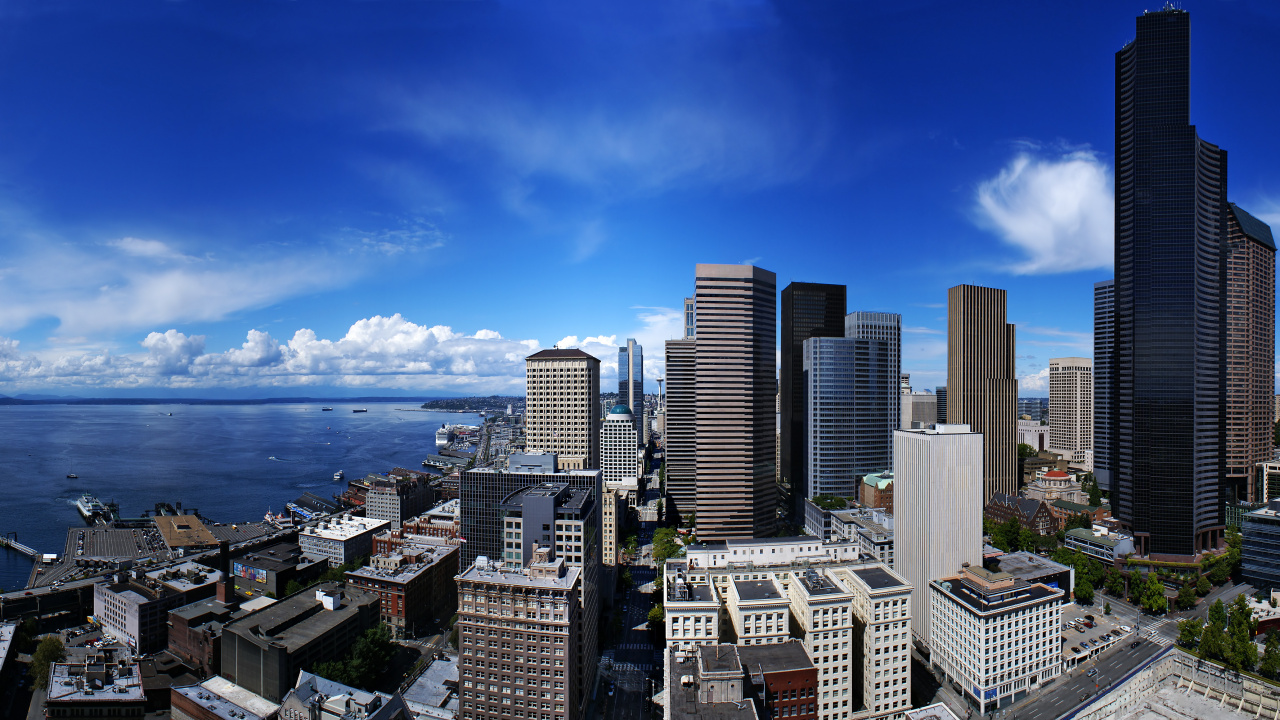 Horizon de la Ville Près de la Mer Sous un Ciel Bleu et Des Nuages Blancs Pendant la Journée. Wallpaper in 1280x720 Resolution
