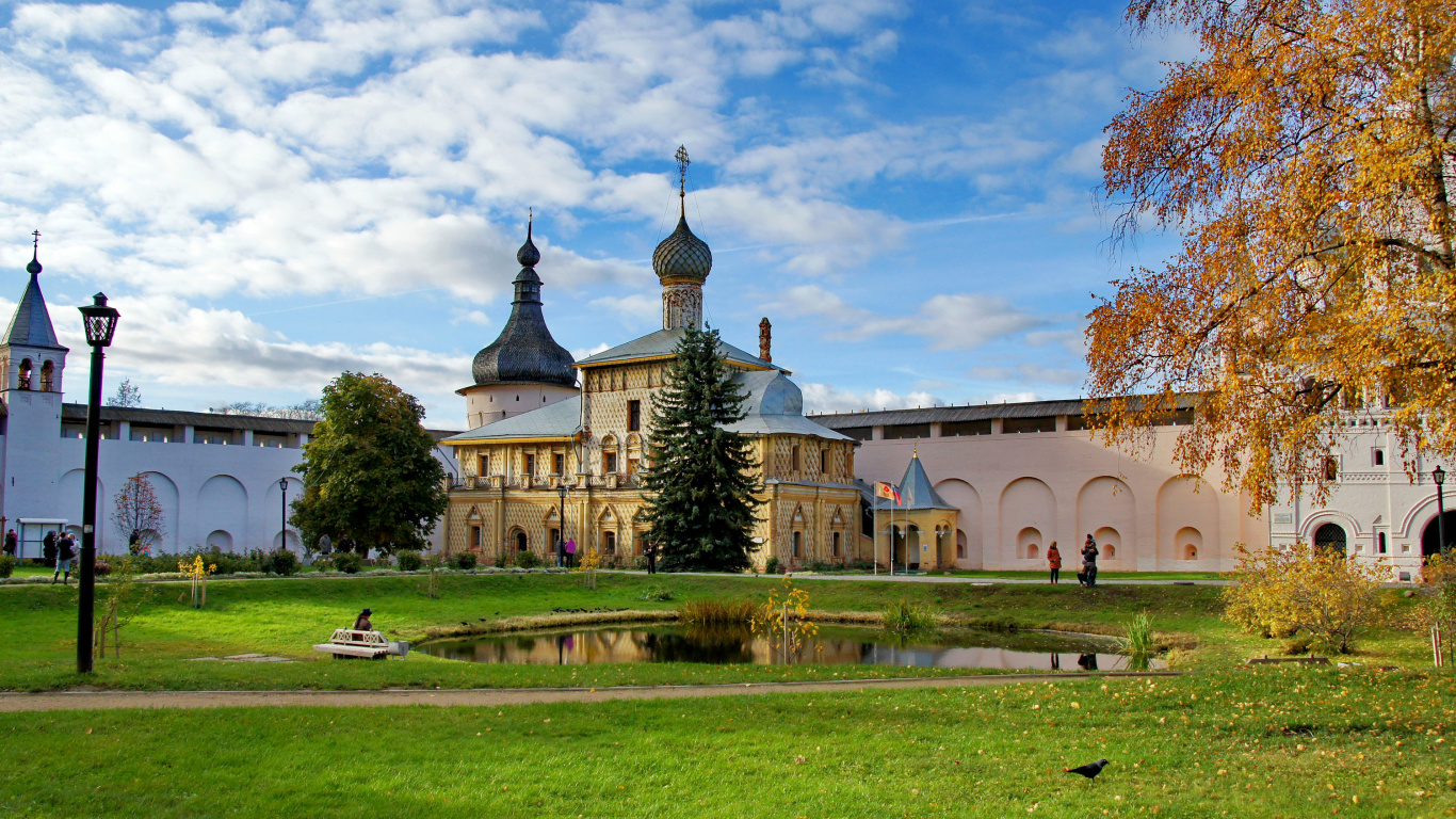 Edificio de Hormigón Marrón Cerca Del Campo de Hierba Verde Bajo Las Nubes Blancas y el Cielo Azul Durante el Día. Wallpaper in 1366x768 Resolution