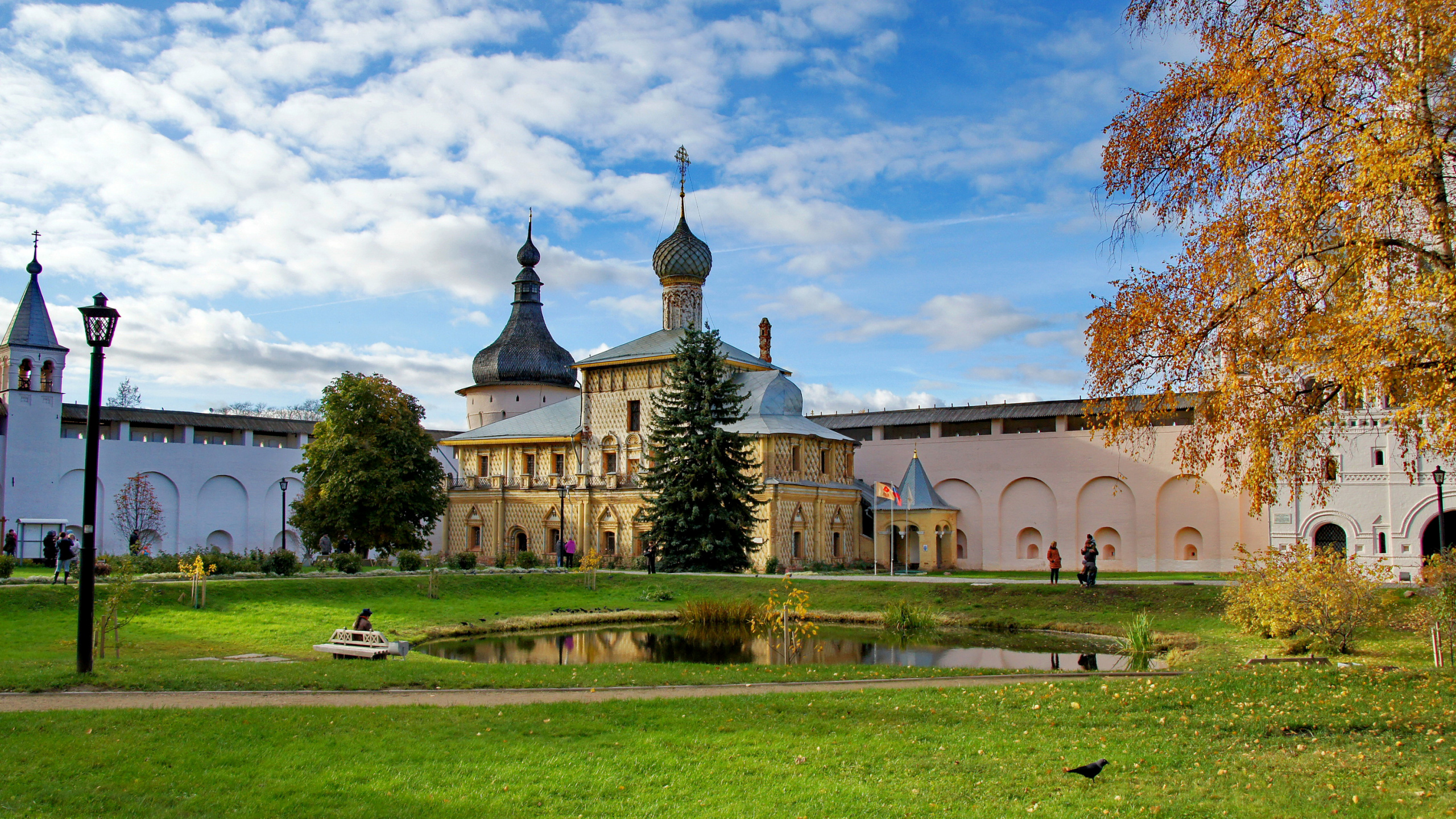 Brown Concrete Building Near Green Grass Field Under White Clouds and Blue Sky During Daytime. Wallpaper in 2560x1440 Resolution