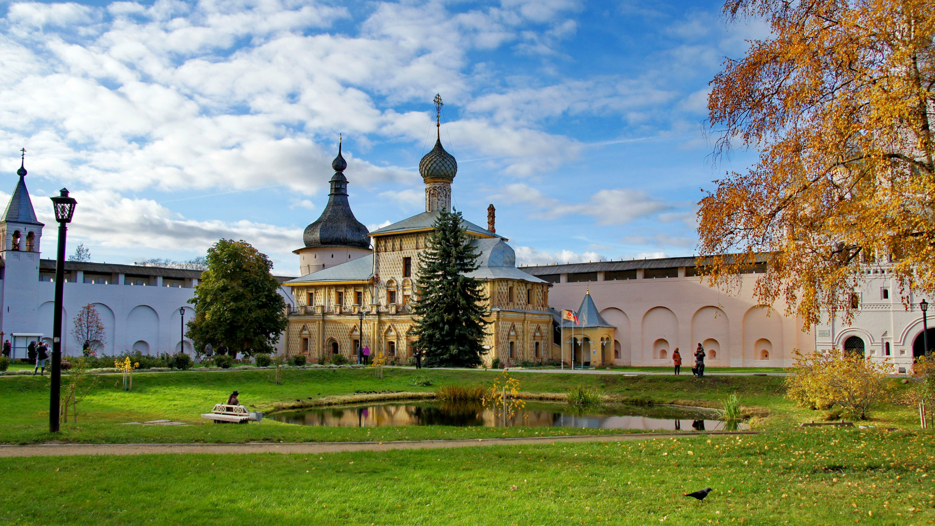 Bâtiment en Béton Brun Près D'un Champ D'herbe Verte Sous Des Nuages Blancs et un Ciel Bleu Pendant la Journée. Wallpaper in 1920x1080 Resolution