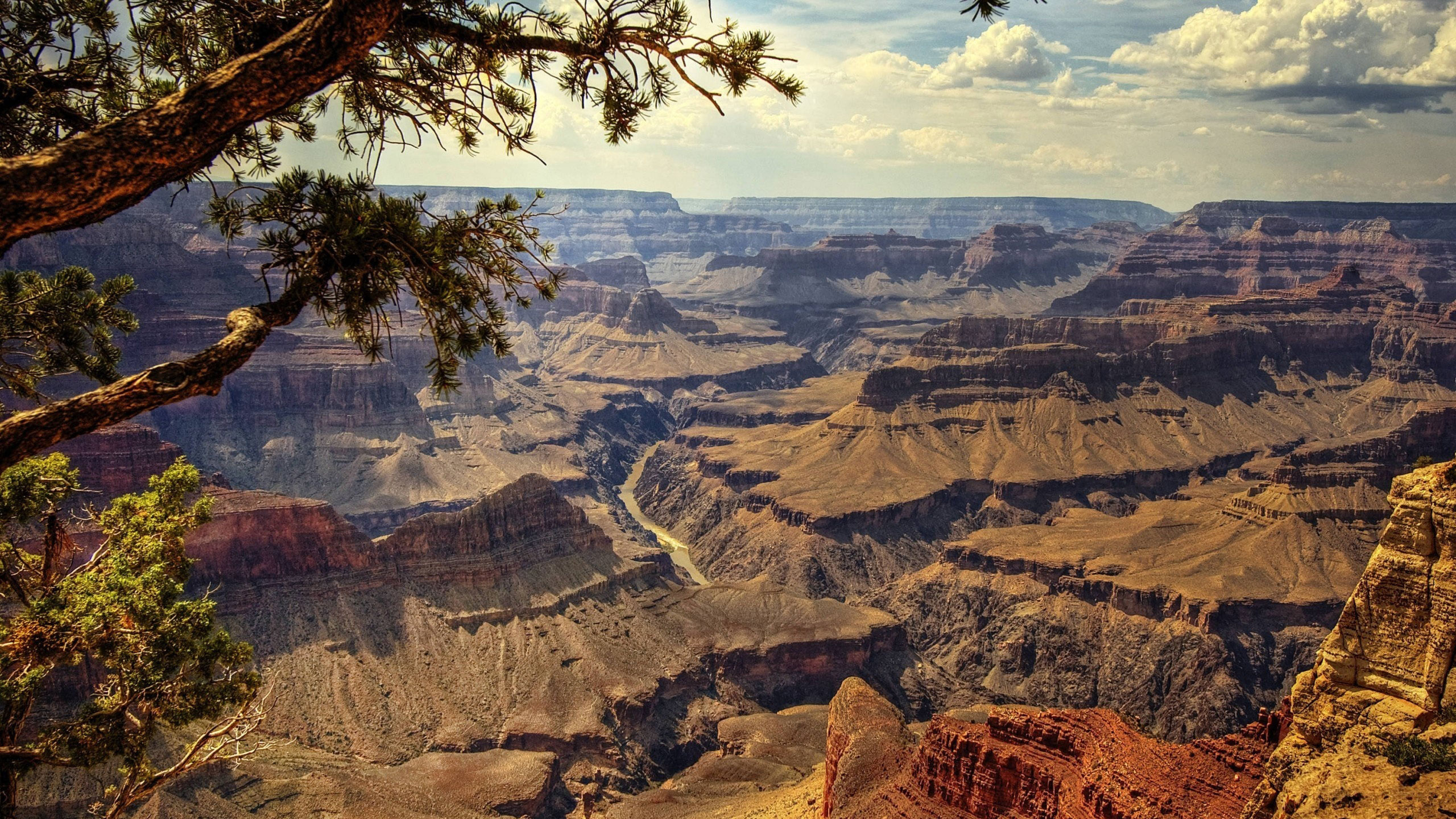 Brauner Felsiger Berg Unter Blauem Himmel Tagsüber. Wallpaper in 2560x1440 Resolution