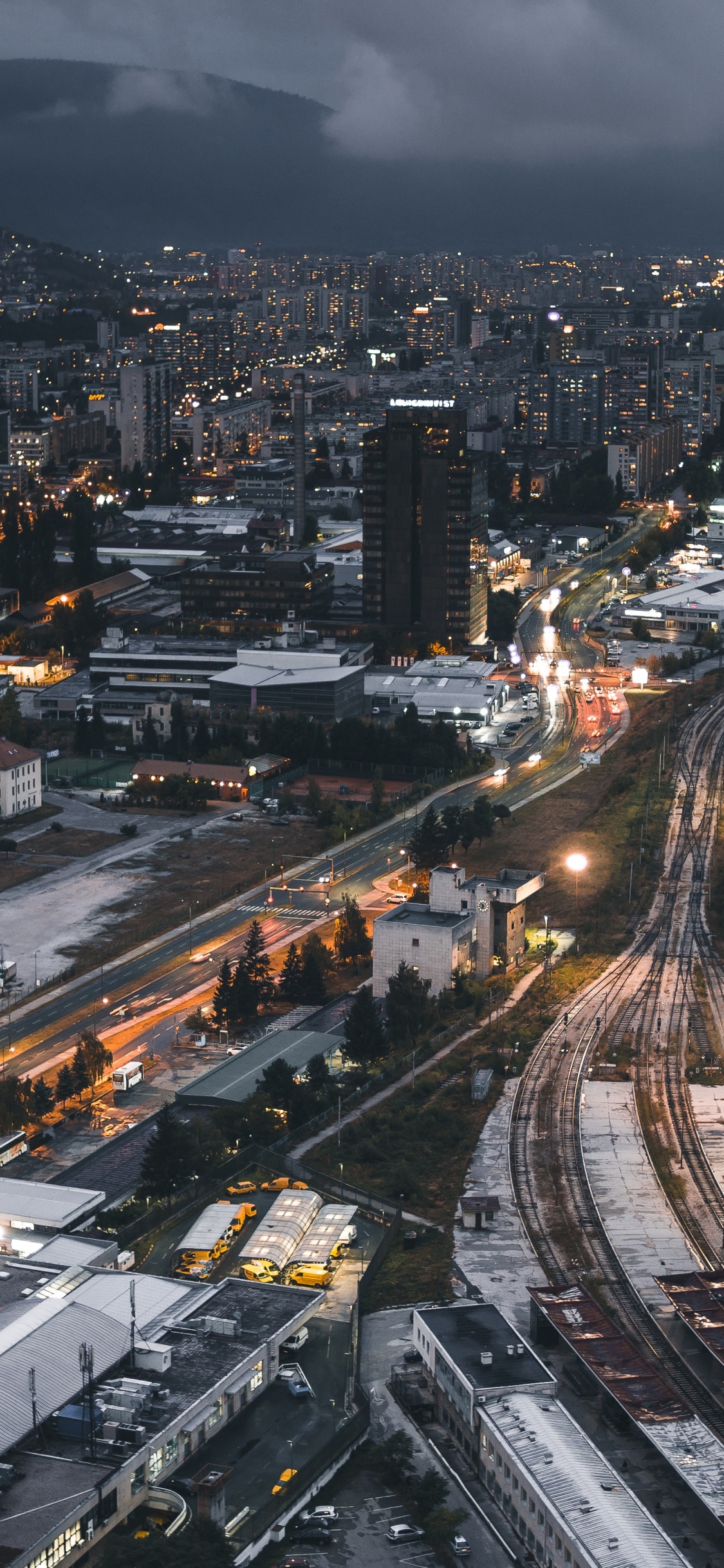 Ville Avec Des Immeubles de Grande Hauteur Pendant la Nuit. Wallpaper in 1125x2436 Resolution