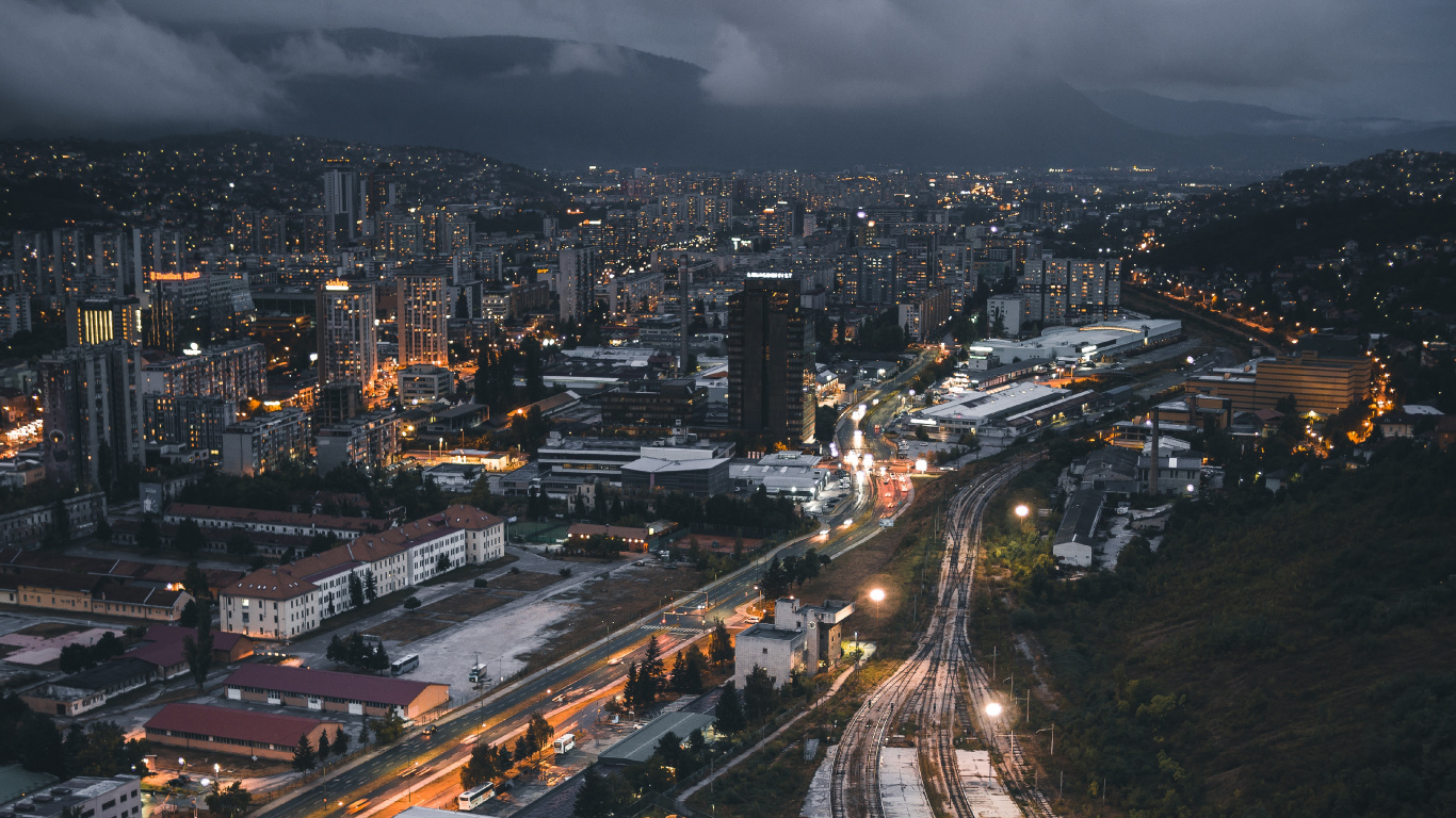 Ville Avec Des Immeubles de Grande Hauteur Pendant la Nuit. Wallpaper in 1366x768 Resolution