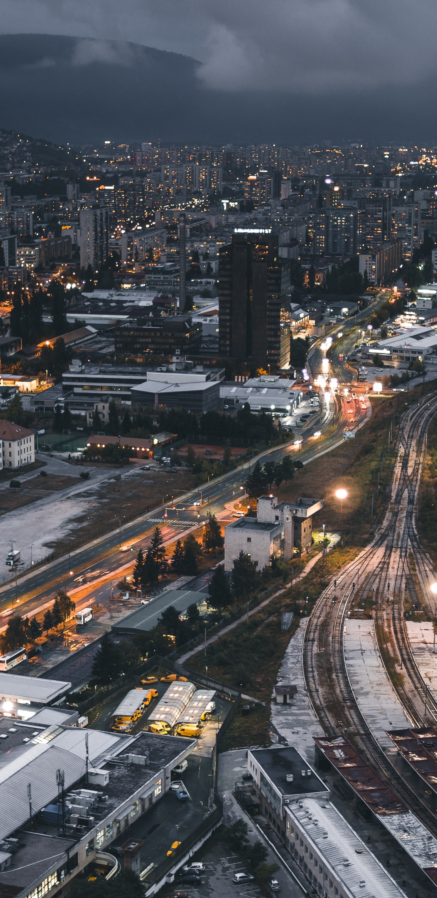 Ville Avec Des Immeubles de Grande Hauteur Pendant la Nuit. Wallpaper in 1440x2960 Resolution