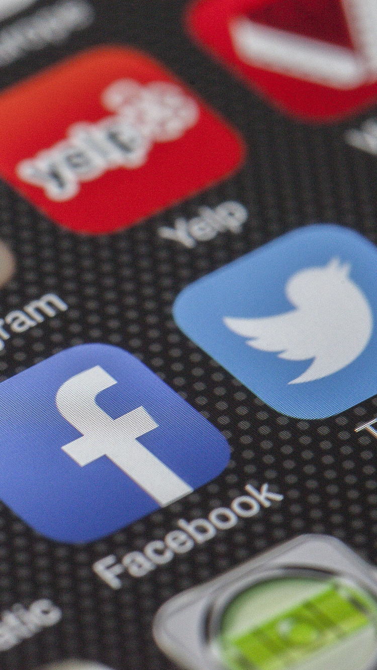 Schwarz-weiße Fernbedienung. Wallpaper in 750x1334 Resolution