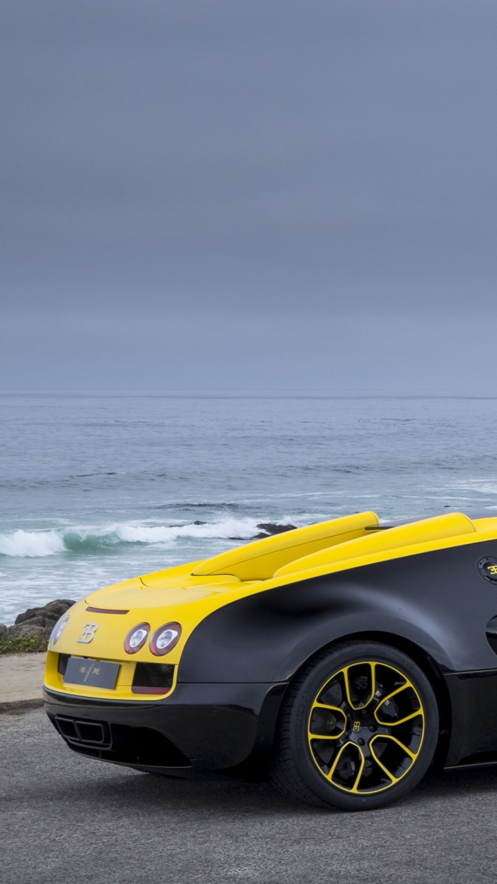 Gelber Ferrari 458 Italia am Strand Während Des Tages Shore. Wallpaper in 720x1280 Resolution