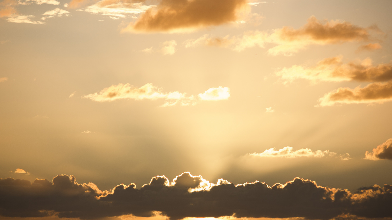 Nuages et Ciel au Coucher du Soleil. Wallpaper in 1366x768 Resolution