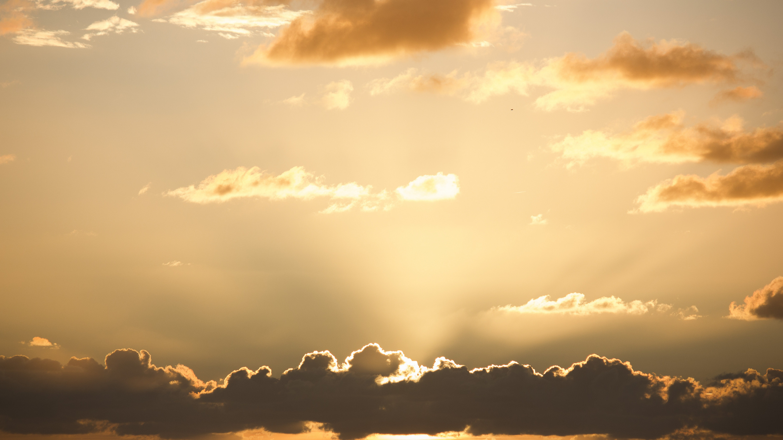 Nuages et Ciel au Coucher du Soleil. Wallpaper in 2560x1440 Resolution