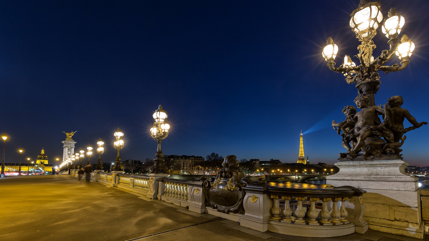 Weißes Und Braunes Betongebäude Während Der Nacht. Wallpaper in 1366x768 Resolution