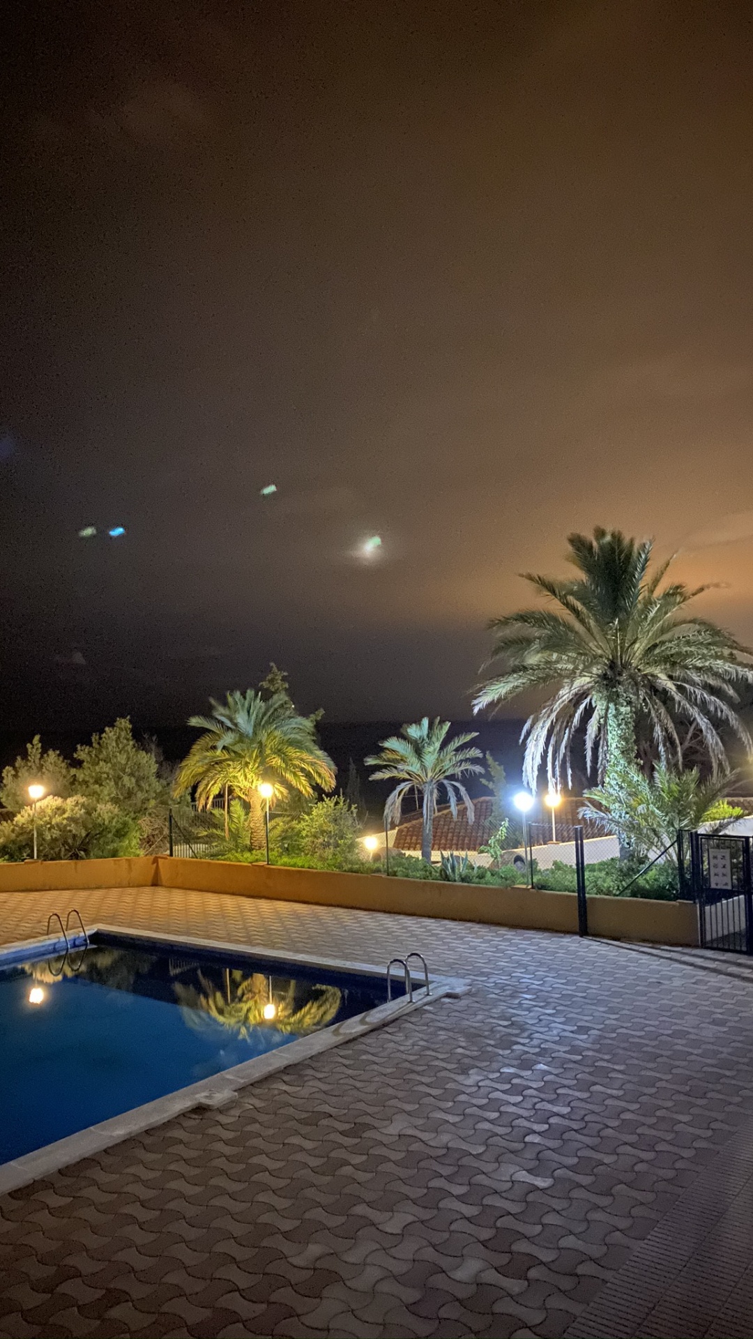 Agua, Piscina, Palmera, la Iluminación Del Paisaje, Inmueble. Wallpaper in 1080x1920 Resolution