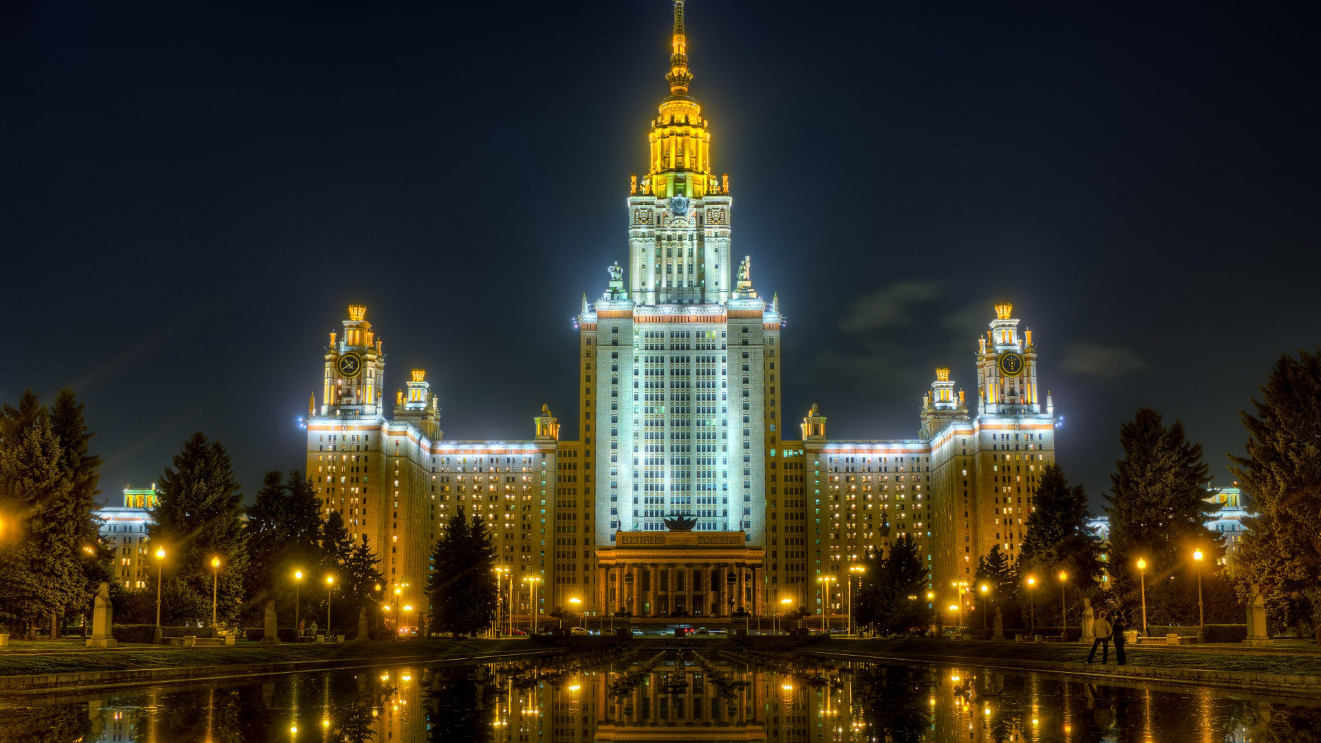 Bâtiment Éclairé Près D'un Plan D'eau Pendant la Nuit. Wallpaper in 1920x1080 Resolution