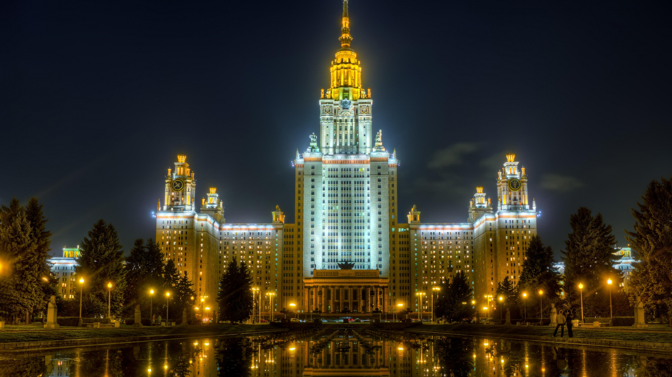 Edificio Iluminado Cerca Del Cuerpo de Agua Durante la Noche.. Wallpaper in 1366x768 Resolution