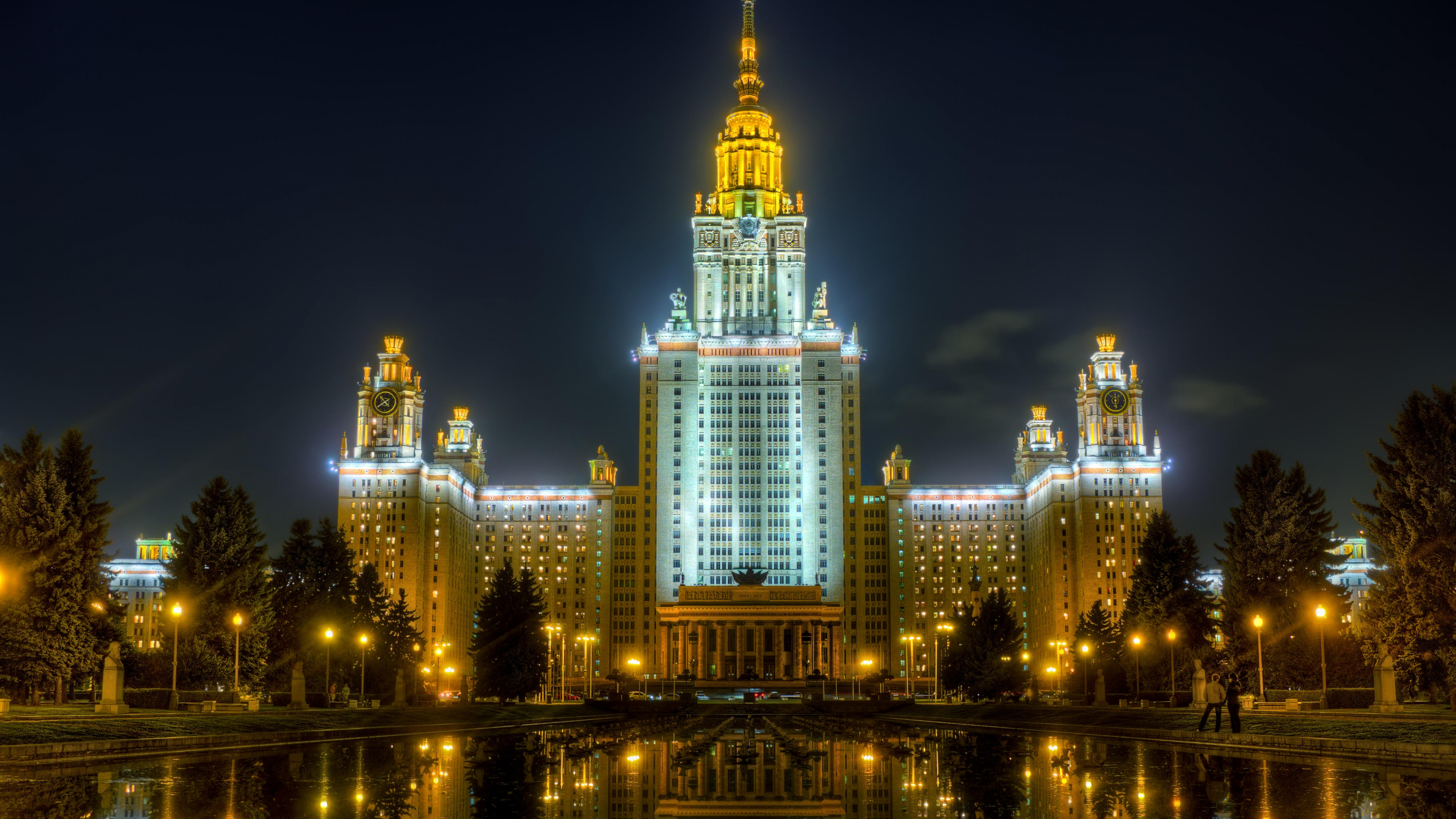 Beleuchtetes Gebäude in Der Nähe Eines Gewässers Während Der Nacht. Wallpaper in 3840x2160 Resolution