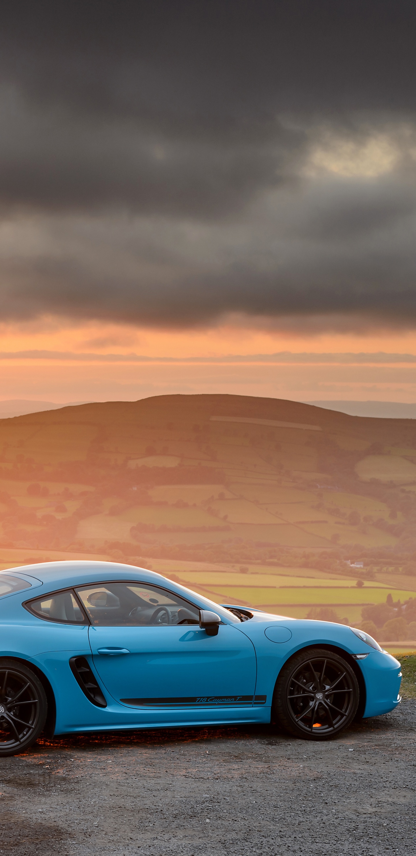 Porsche 911 Azul en el Desierto Durante la Puesta de Sol. Wallpaper in 1440x2960 Resolution