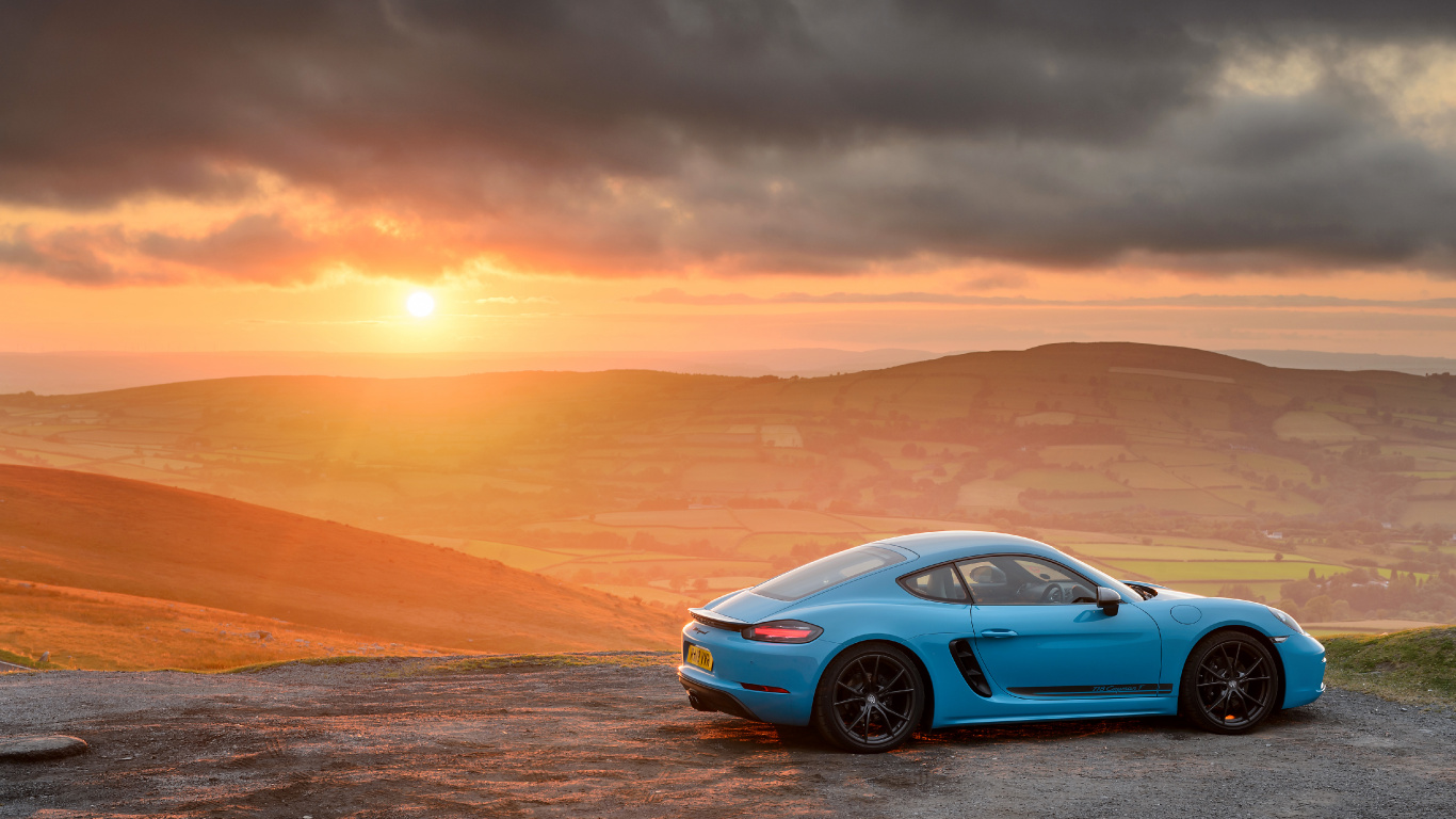 Porsche 911 Bleue Sur le Désert Pendant le Coucher du Soleil. Wallpaper in 1366x768 Resolution