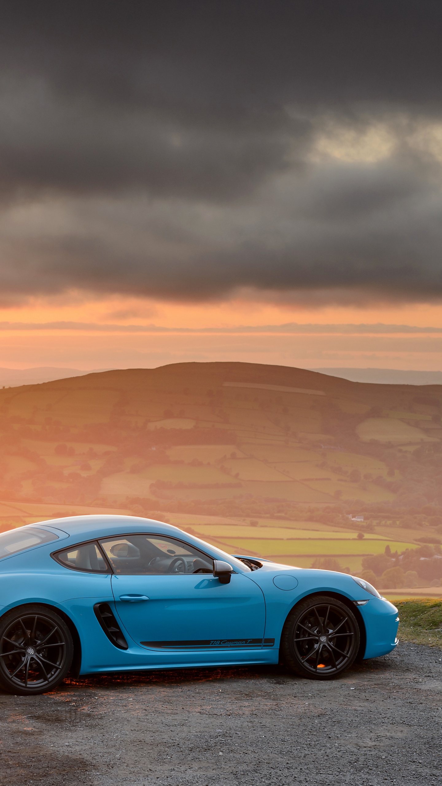 Porsche 911 Bleue Sur le Désert Pendant le Coucher du Soleil. Wallpaper in 1440x2560 Resolution