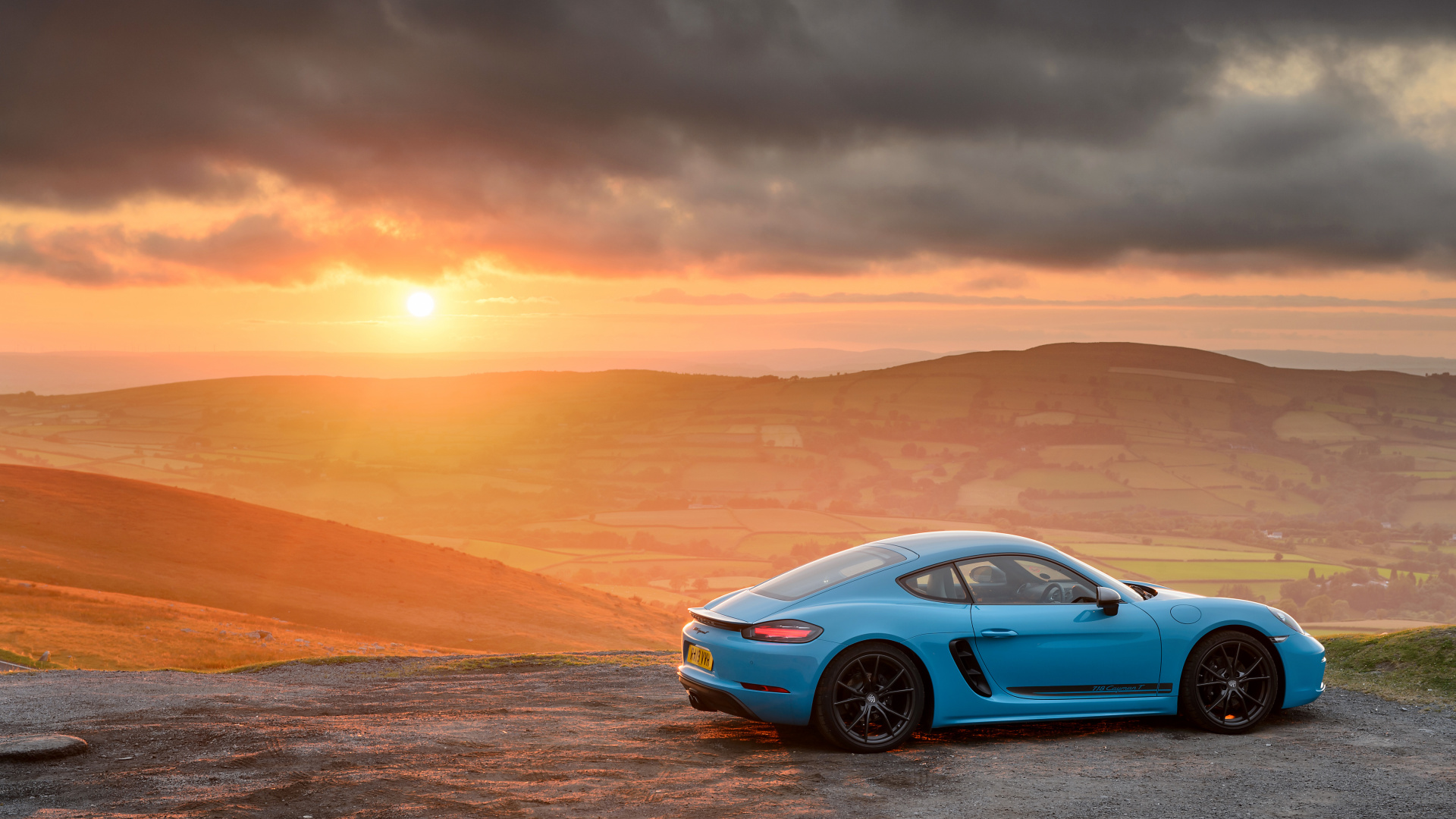 Porsche 911 Bleue Sur le Désert Pendant le Coucher du Soleil. Wallpaper in 1920x1080 Resolution