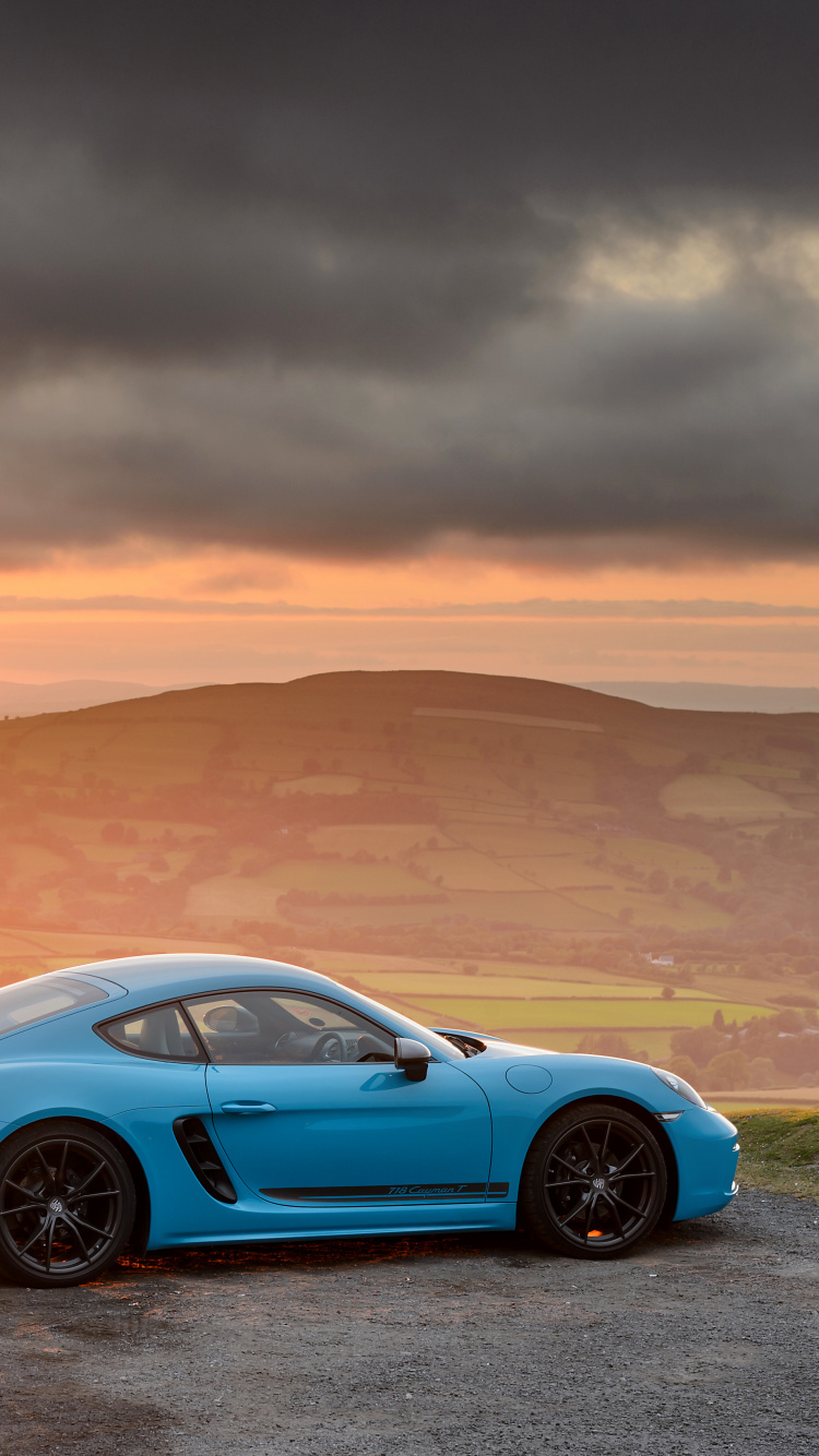 Porsche 911 Bleue Sur le Désert Pendant le Coucher du Soleil. Wallpaper in 750x1334 Resolution