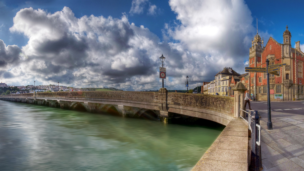 Braune Betonbrücke Über Den Fluss Unter Blauem Himmel Und Weißen Wolken Tagsüber. Wallpaper in 1280x720 Resolution