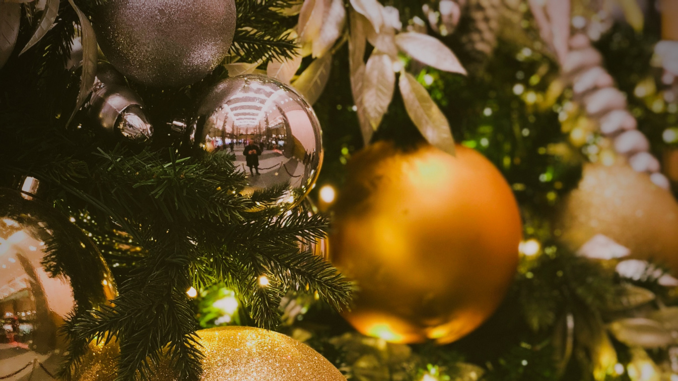 Christmas Day, Christmas Ornament, Christmas Tree, Christmas Decoration, Santa Claus. Wallpaper in 1366x768 Resolution