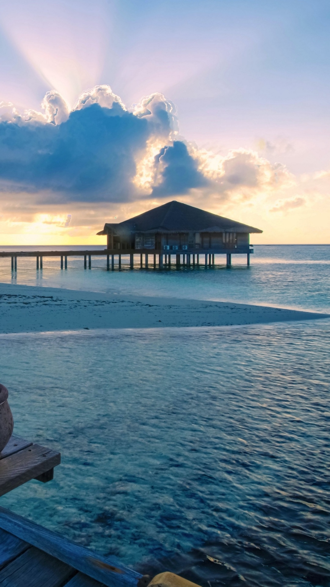 Muelle de Madera Marrón Sobre el Cuerpo de Agua Durante el Día. Wallpaper in 1080x1920 Resolution