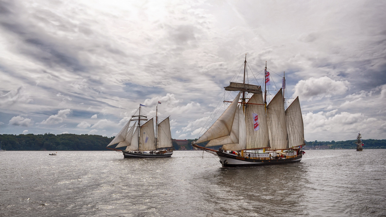 Braunes Und Weißes Segelboot Auf Dem Meer Unter Weißen Wolken Tagsüber. Wallpaper in 1280x720 Resolution