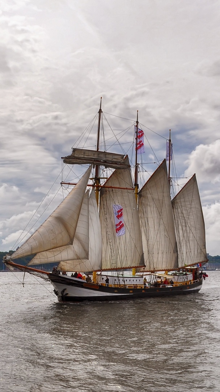 Braunes Und Weißes Segelboot Auf Dem Meer Unter Weißen Wolken Tagsüber. Wallpaper in 720x1280 Resolution