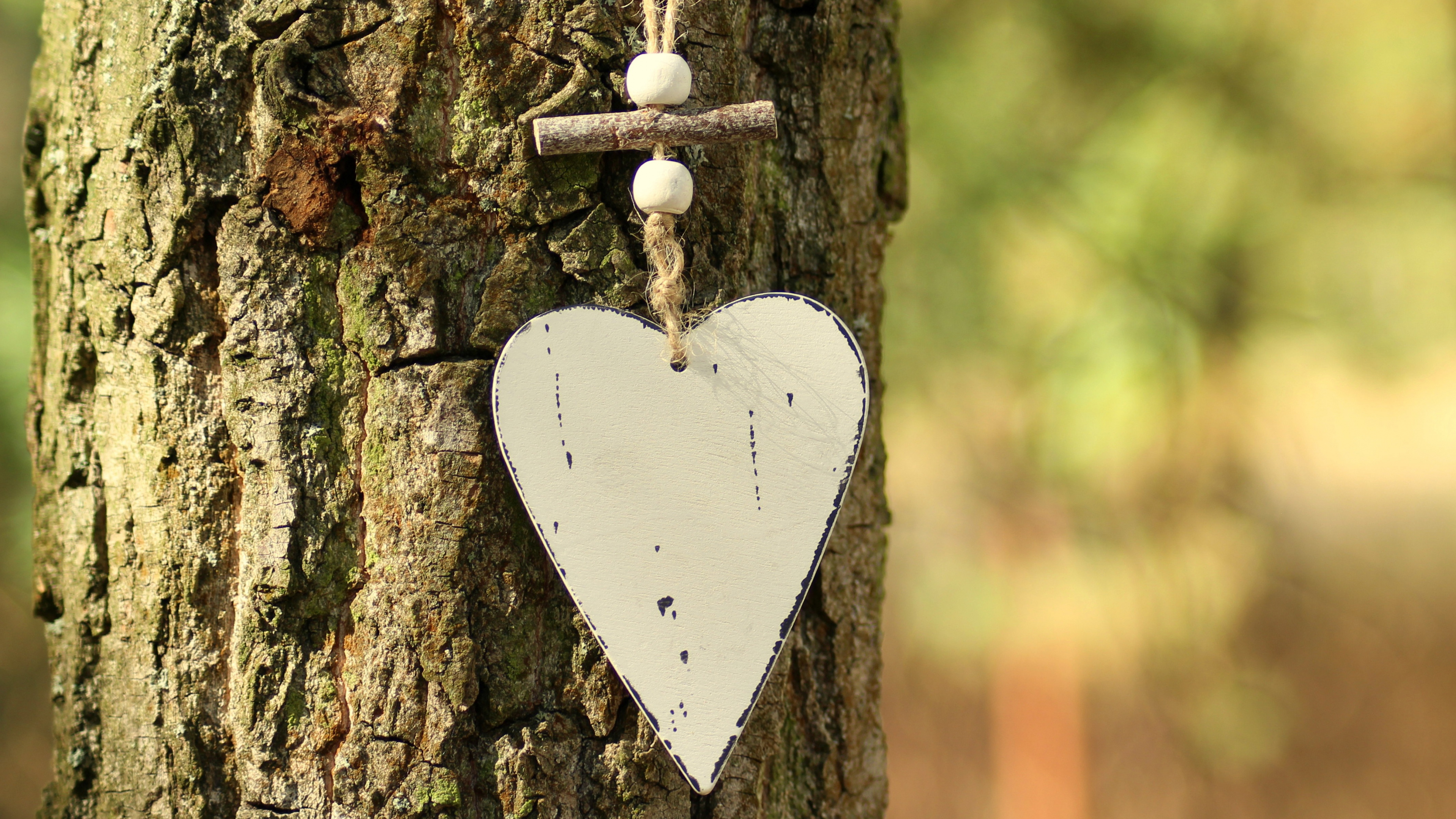 Weißes Herzförmiges Hängendes Ornament. Wallpaper in 3840x2160 Resolution