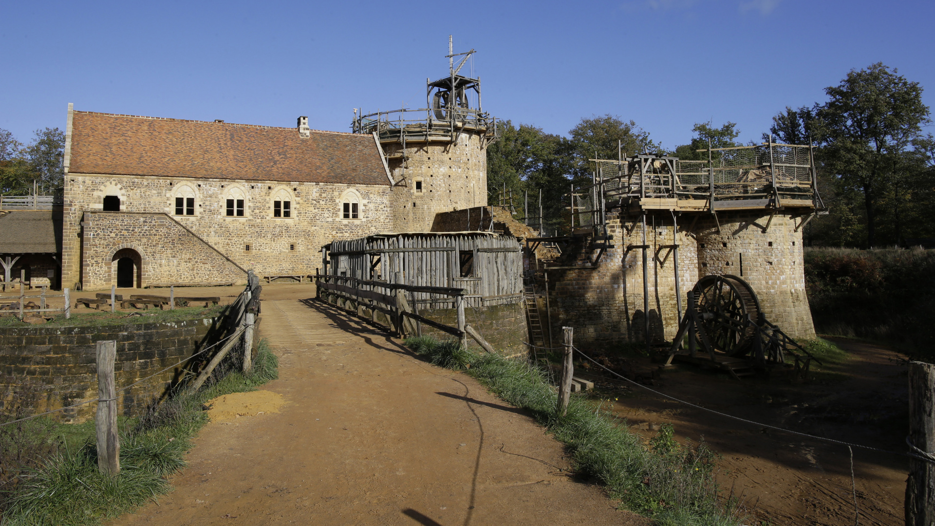 Brown Concrete Building Under Blue Sky During Daytime. Wallpaper in 1920x1080 Resolution