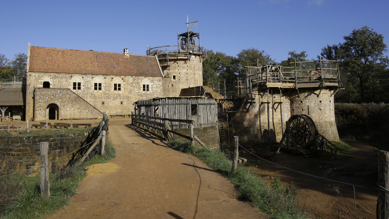 Bâtiment en Béton Brun Sous Ciel Bleu Pendant la Journée. Wallpaper in 1280x720 Resolution