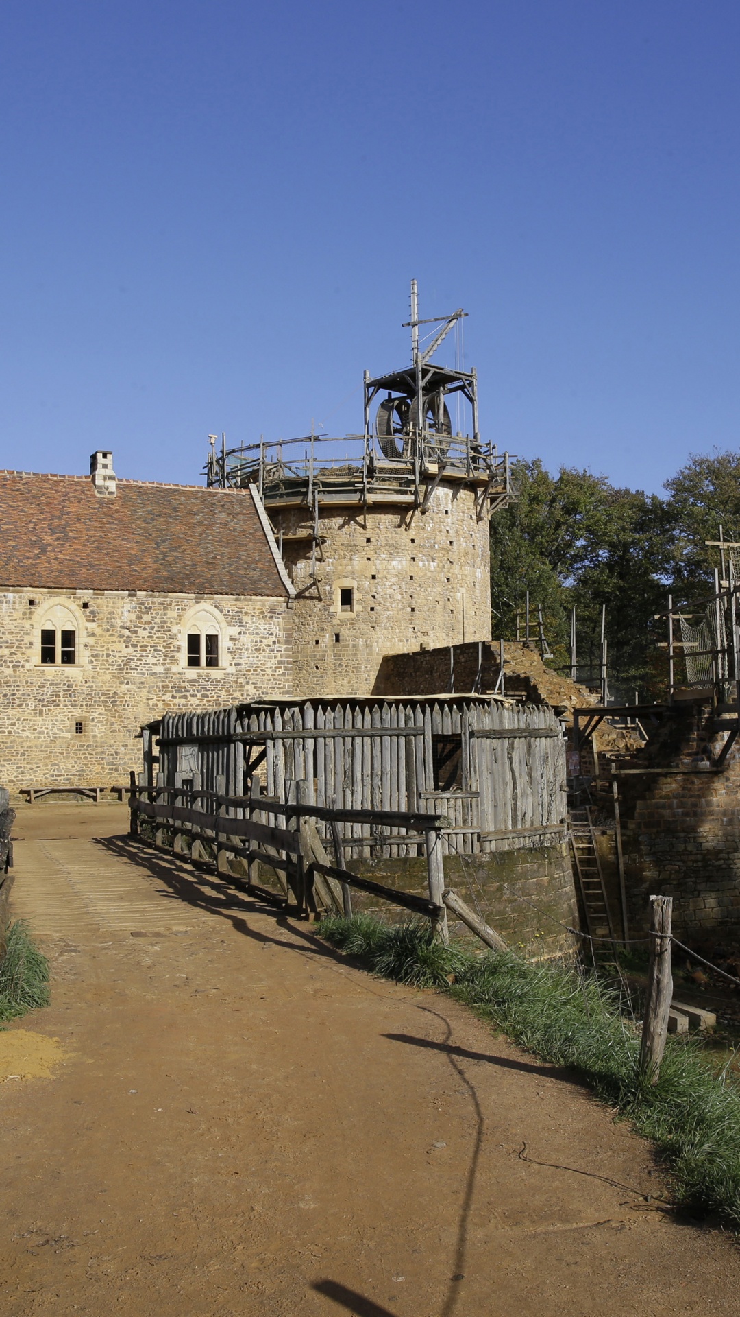 Edificio de Hormigón Marrón Bajo un Cielo Azul Durante el Día. Wallpaper in 1080x1920 Resolution