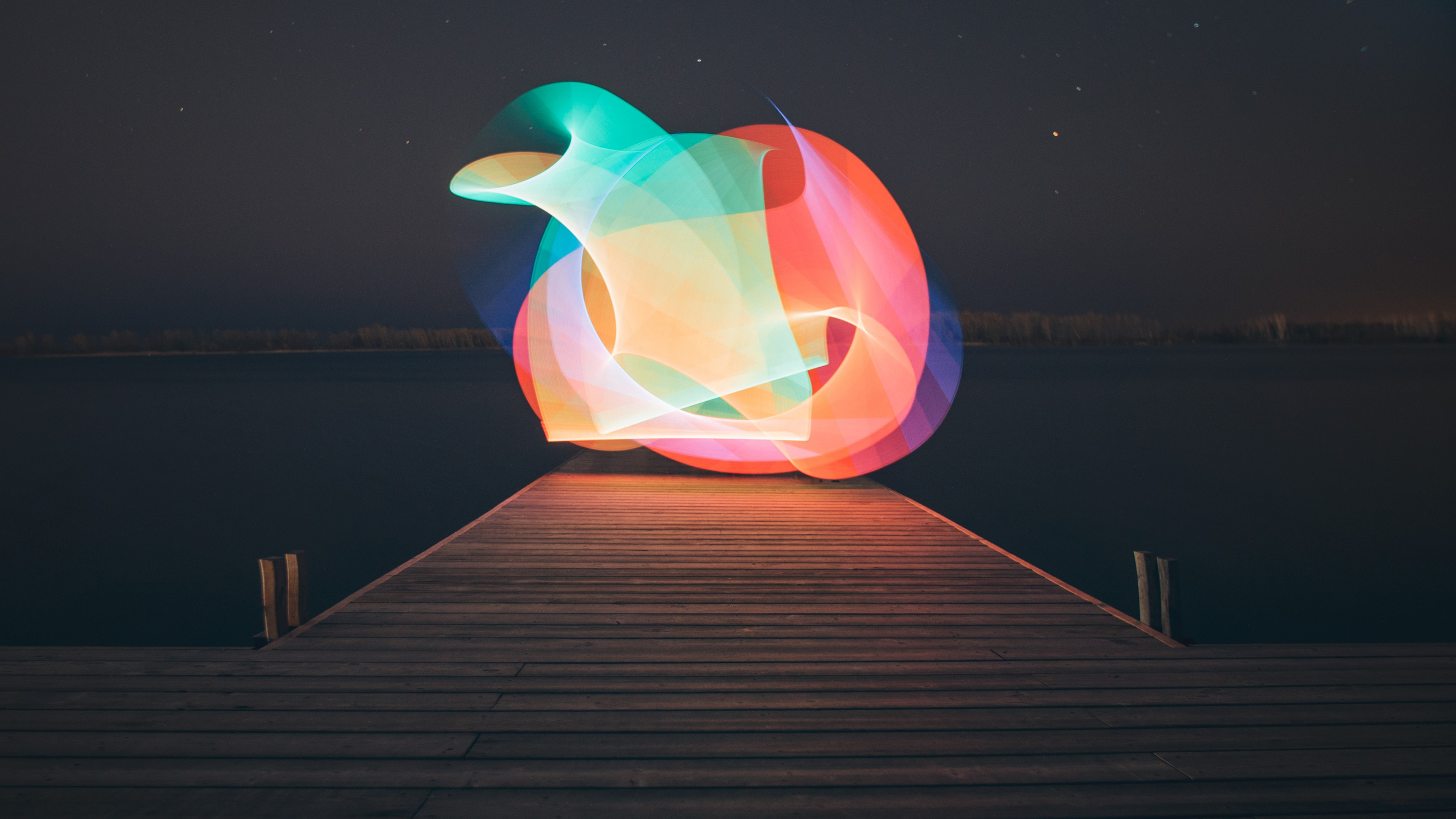 Rosa Und Gelber Aufblasbarer Ballon Auf Braunem Holzdock Während Der Nacht. Wallpaper in 3840x2160 Resolution