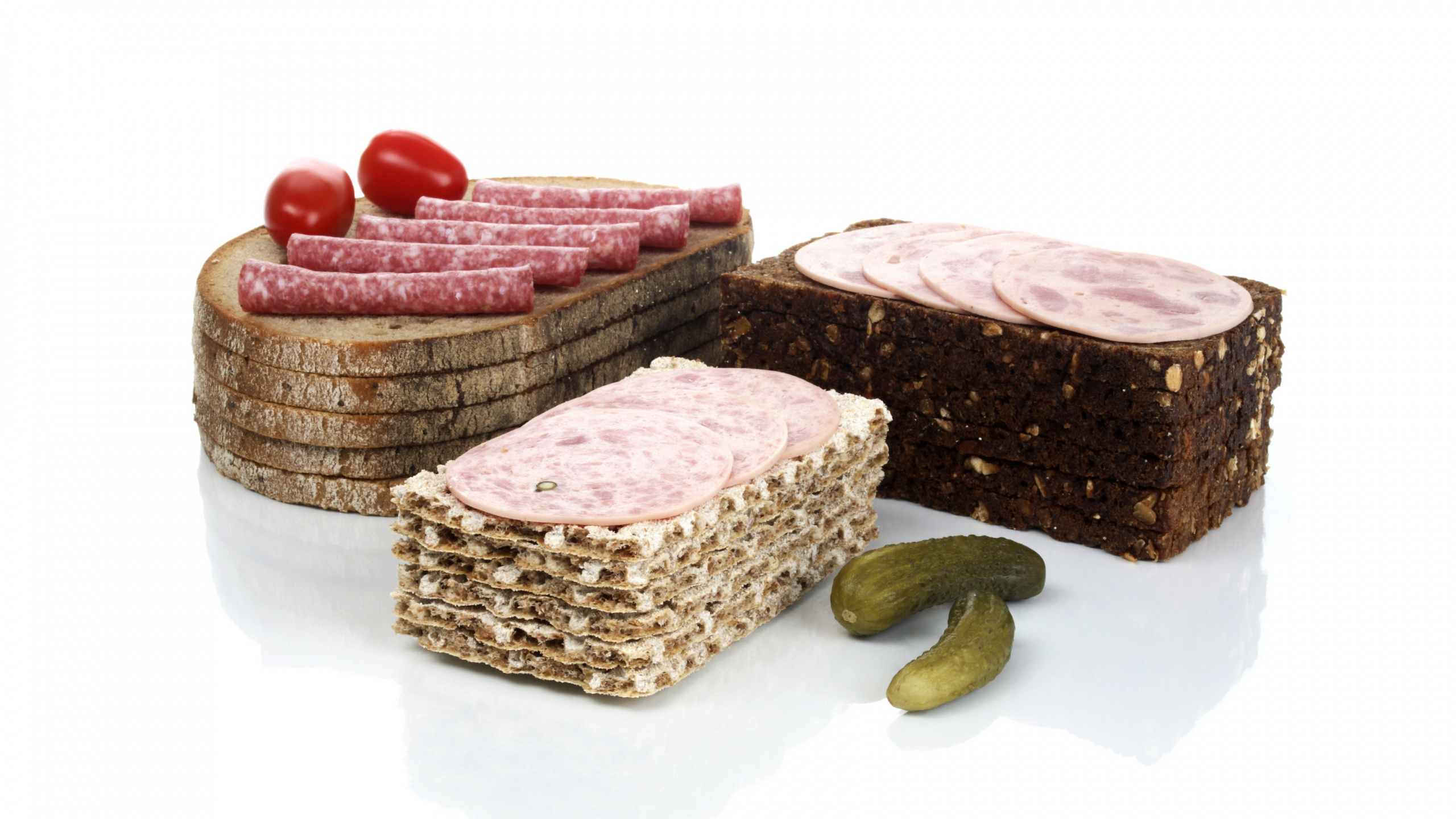 Rote Kirschfrucht Neben Schwarzbrot. Wallpaper in 2560x1440 Resolution