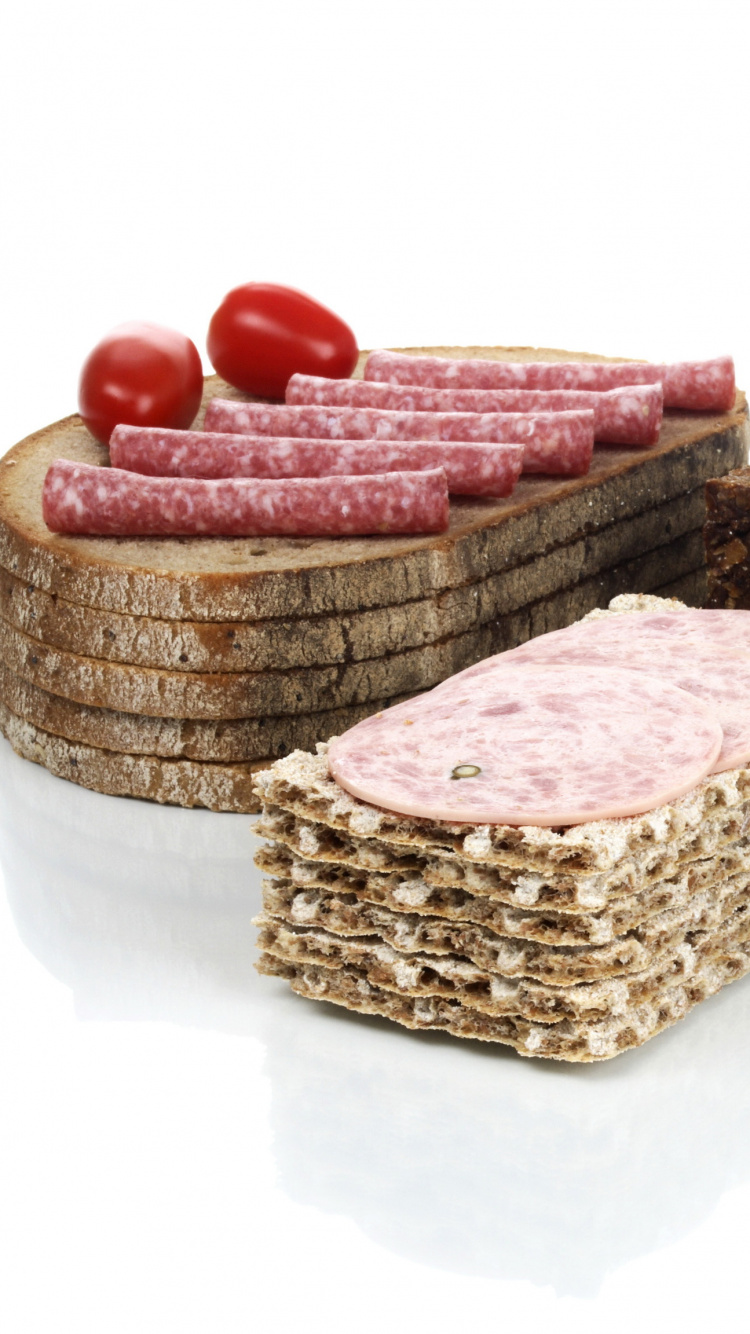 Rote Kirschfrucht Neben Schwarzbrot. Wallpaper in 750x1334 Resolution