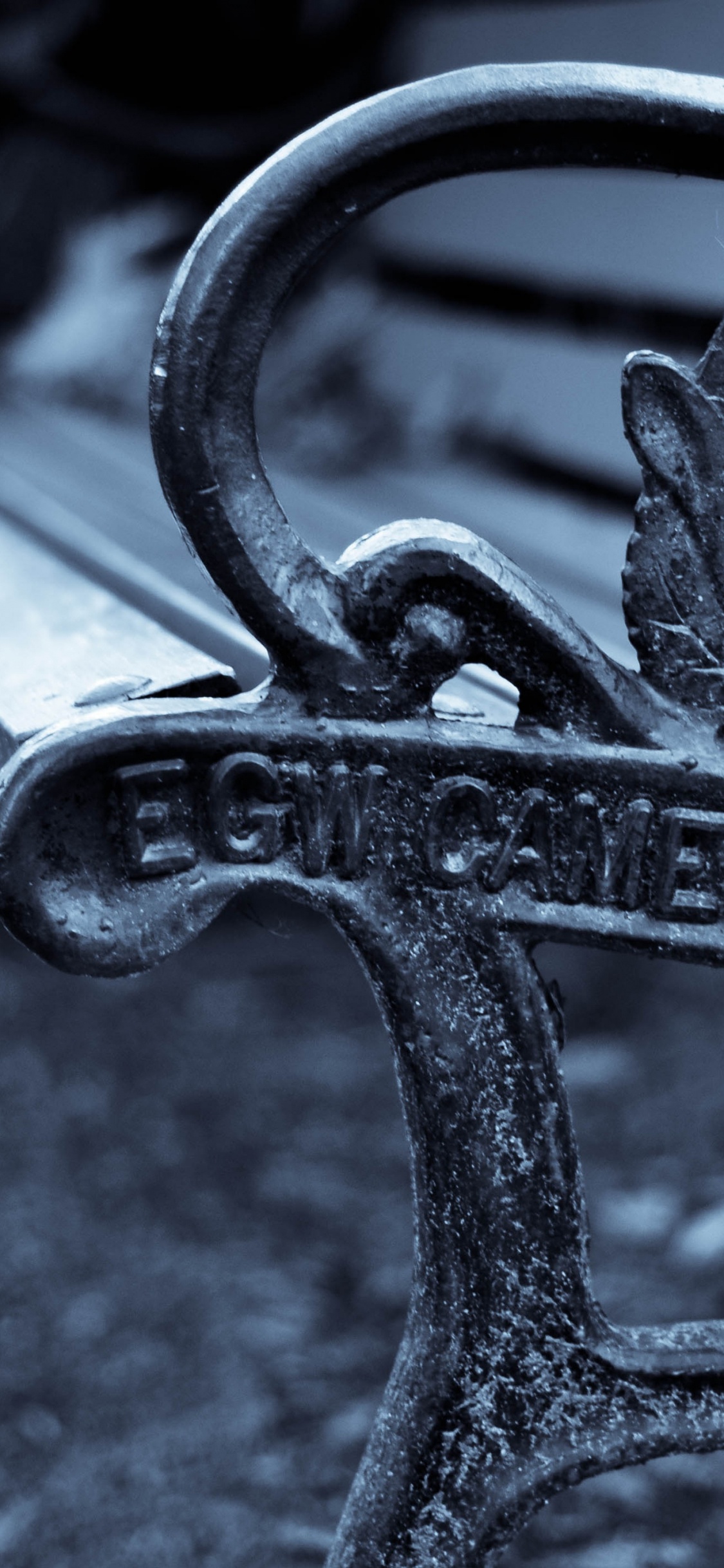 Banc en Métal Noir Avec Trottoir en Béton Gris. Wallpaper in 1125x2436 Resolution
