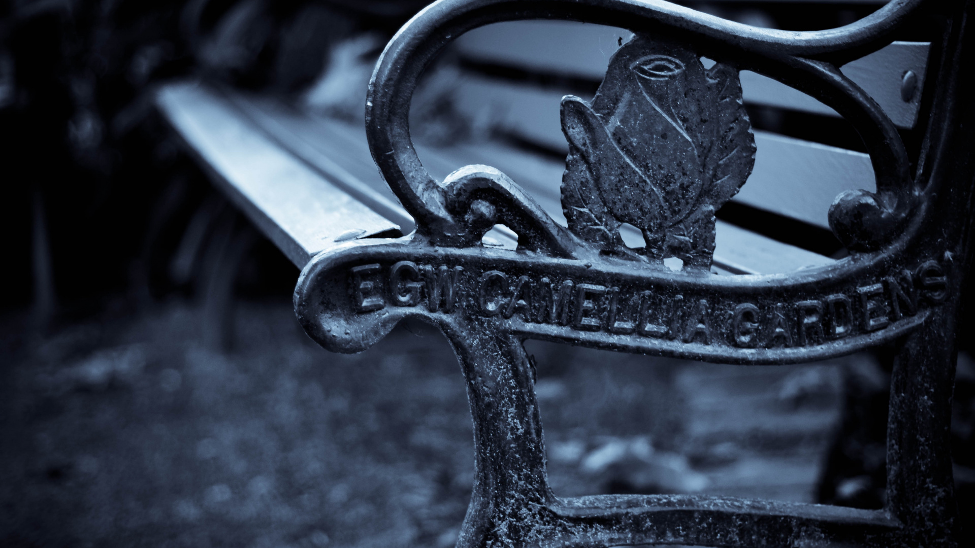 Banc en Métal Noir Avec Trottoir en Béton Gris. Wallpaper in 1920x1080 Resolution