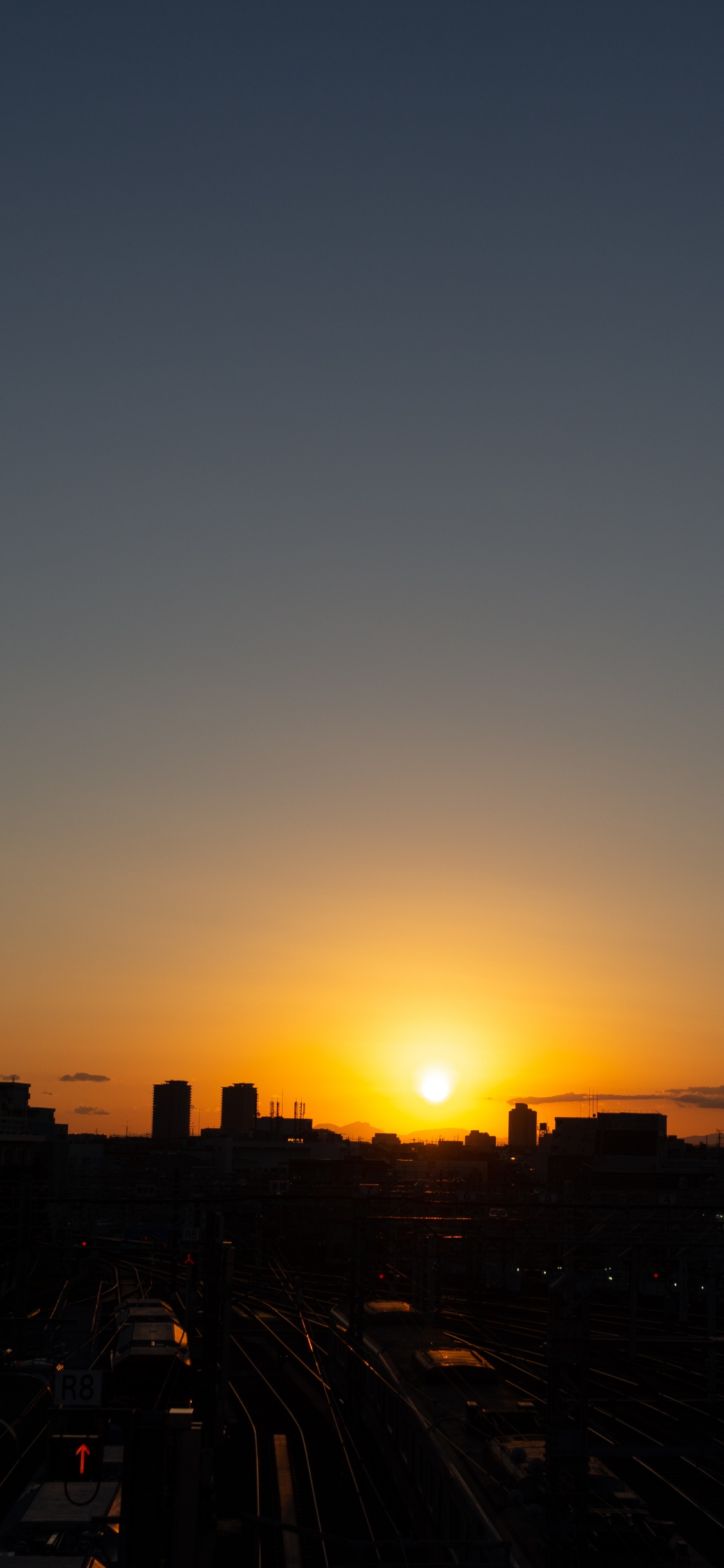 Stadtgebäude Während Der Nacht. Wallpaper in 1125x2436 Resolution