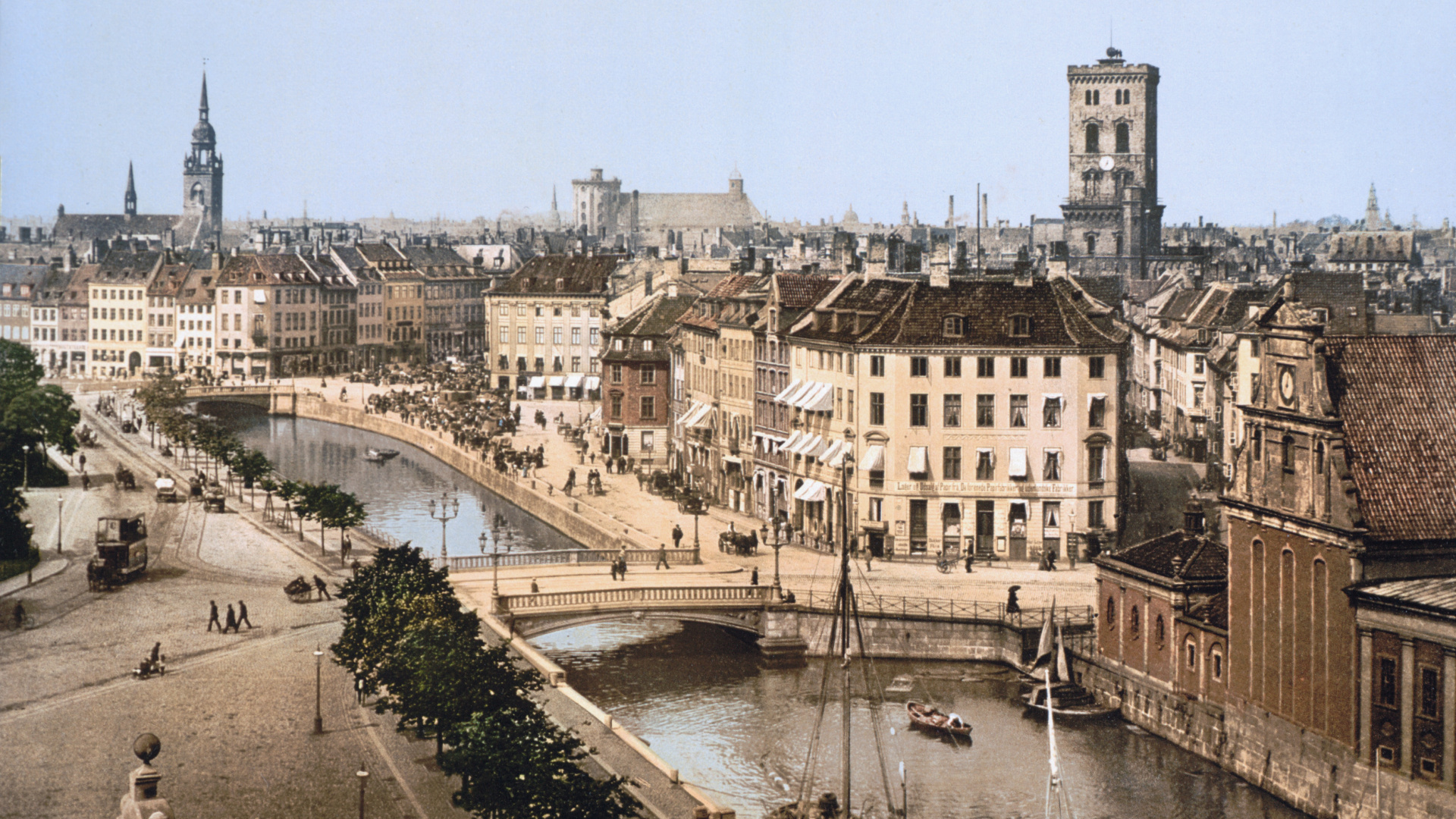 Bâtiment en Béton Brun Près de la Rivière Pendant la Journée. Wallpaper in 1920x1080 Resolution