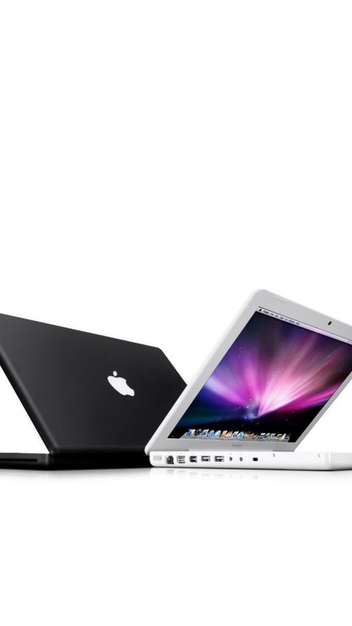 Silber MacBook Pro Auf Schwarzem Hintergrund. Wallpaper in 720x1280 Resolution