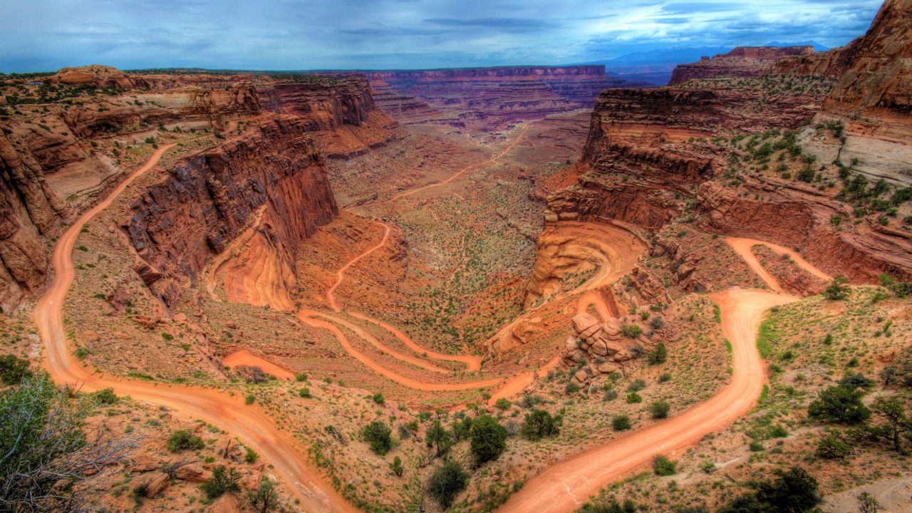Vista Aérea de la Carretera Entre Montañas Marrones. Wallpaper in 1280x720 Resolution