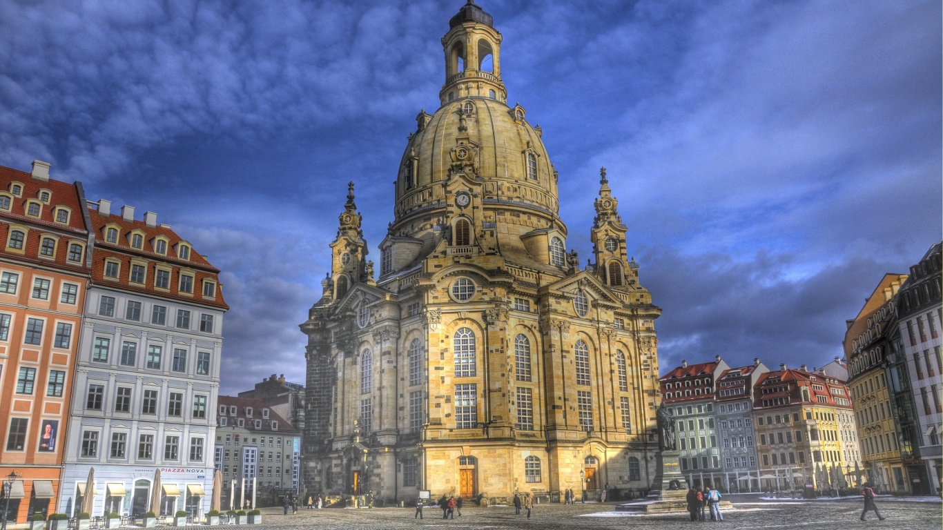 Braunes Und Schwarzes Betongebäude Unter Blauem Himmel. Wallpaper in 1366x768 Resolution