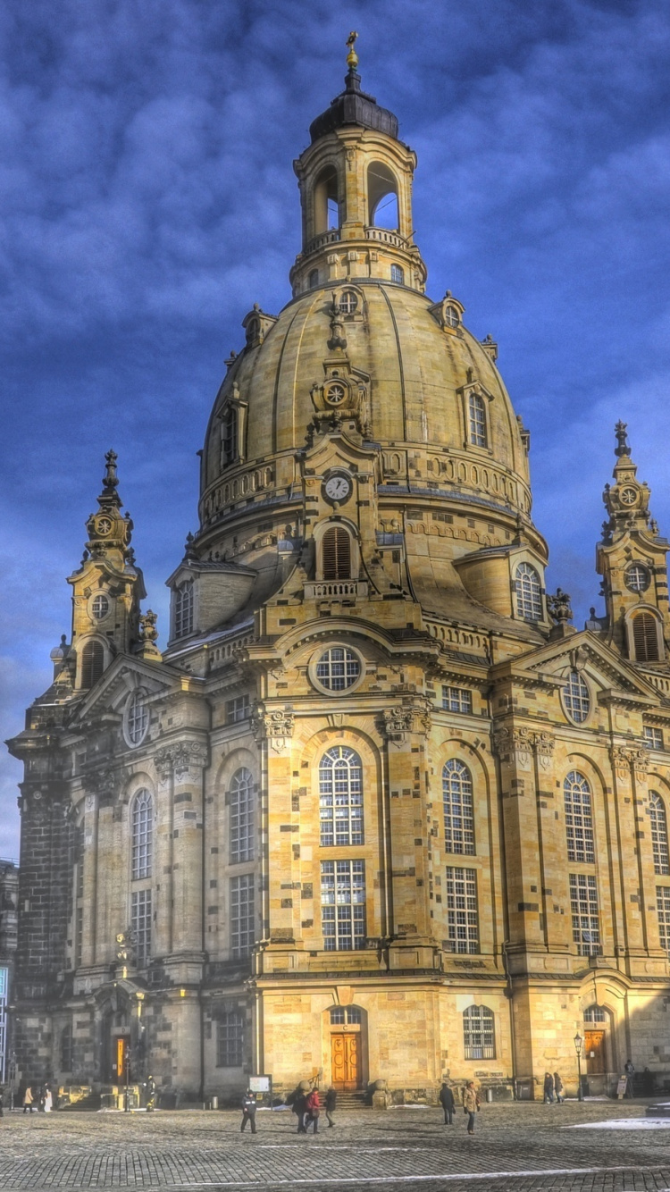 Braunes Und Schwarzes Betongebäude Unter Blauem Himmel. Wallpaper in 750x1334 Resolution