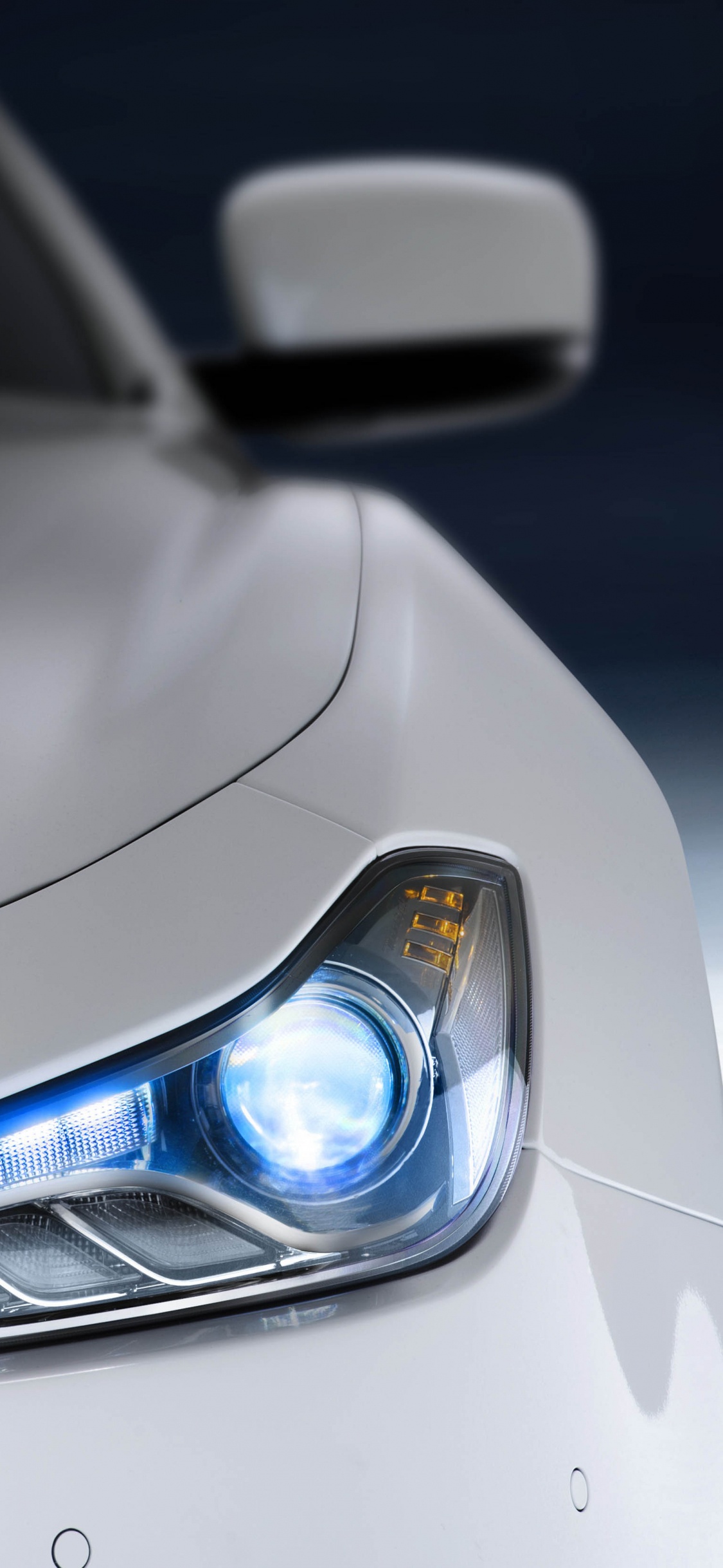 Coche Bmw Plateado Con Matrícula Plateada y Negra. Wallpaper in 1125x2436 Resolution